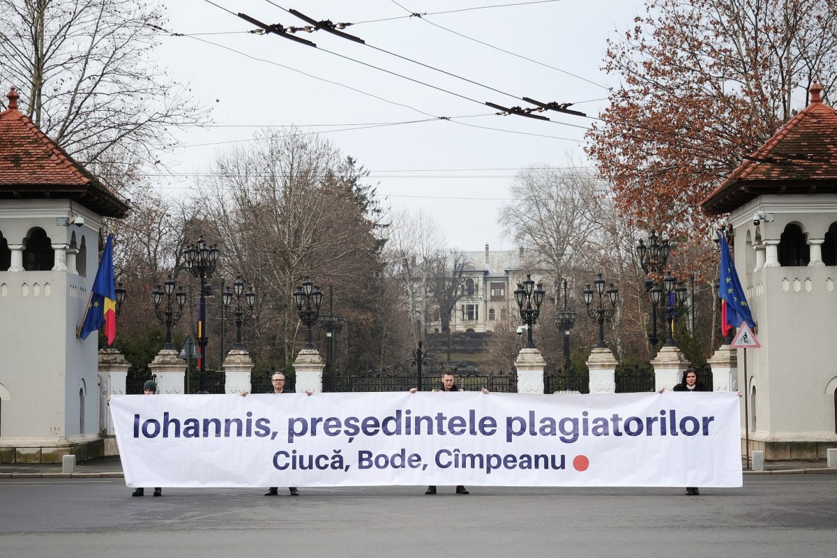 Protest în fața MAI și la Cotroceni. USR cere demiterea ministrului Lucian Bode, acuzat de plagiat