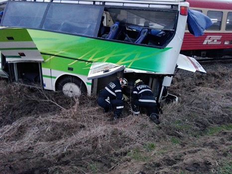 Autocar lovit de tren în județul Timiș. Mai mulți pasageri au fost răniți
