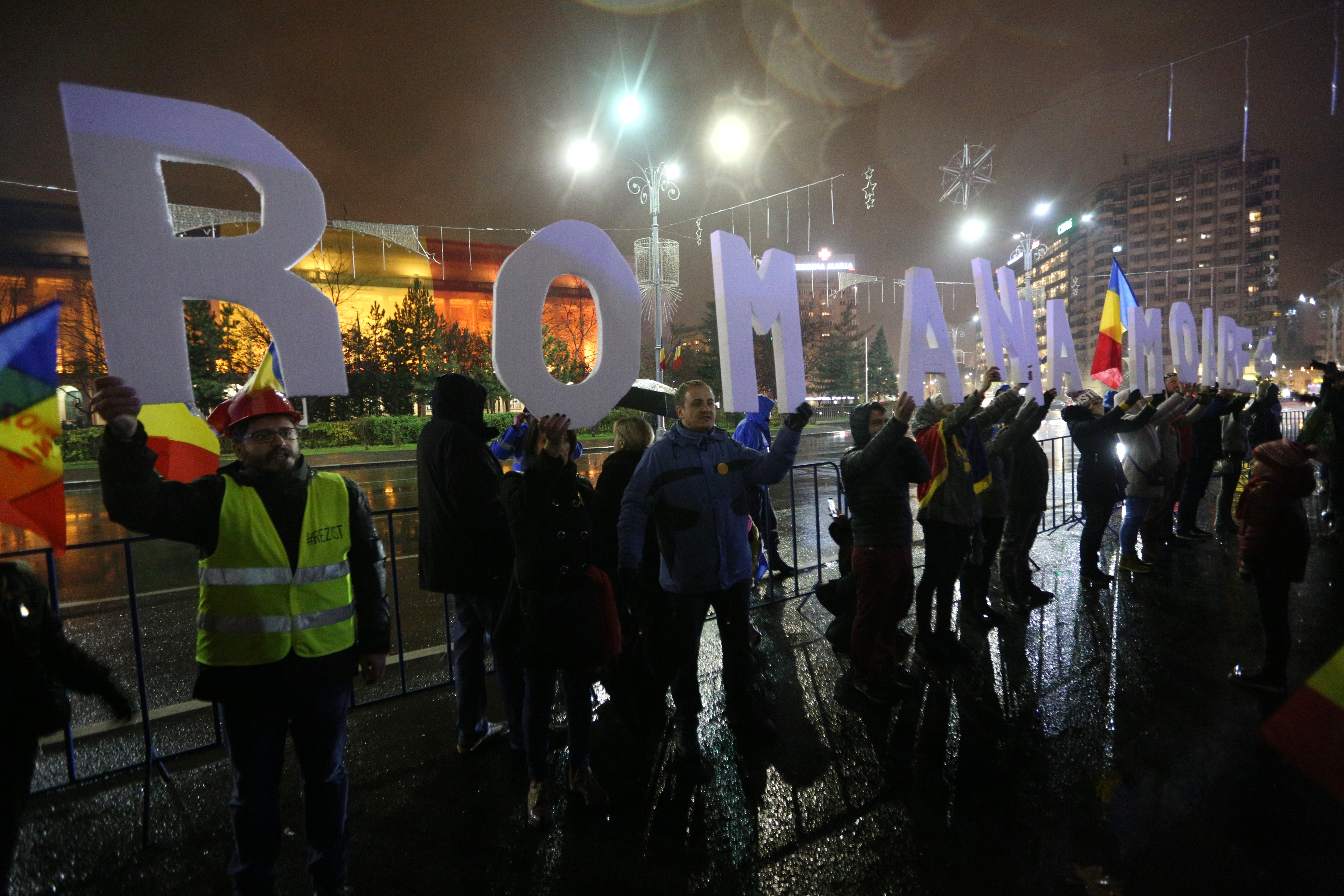 UPDATE. Protest în Piața Victoriei, de 1 Decembrie. Peste 2.000 de oameni s-au adunat la Guvern - VIDEO