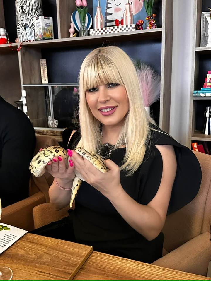 Ce a făcut Elena Udrea după ce a ajuns în vacanță la Mamaia: „Dacă trăia Ceaușescu, v-ar fi condamnat pe viață”