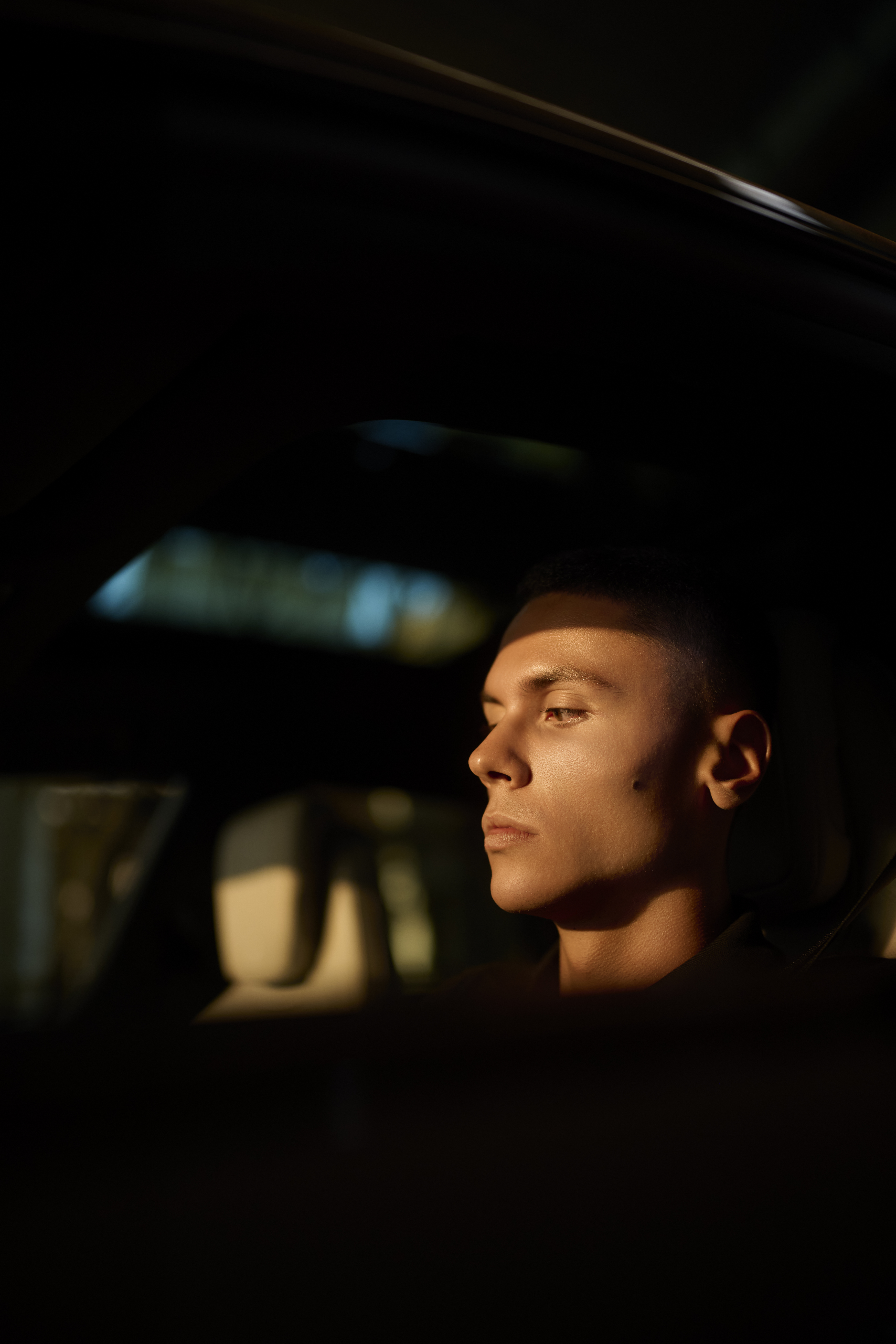 David Popovici a semnat un nou parteneriat: ședință foto specială pe străzile din București cu un Porsche Macan Electric