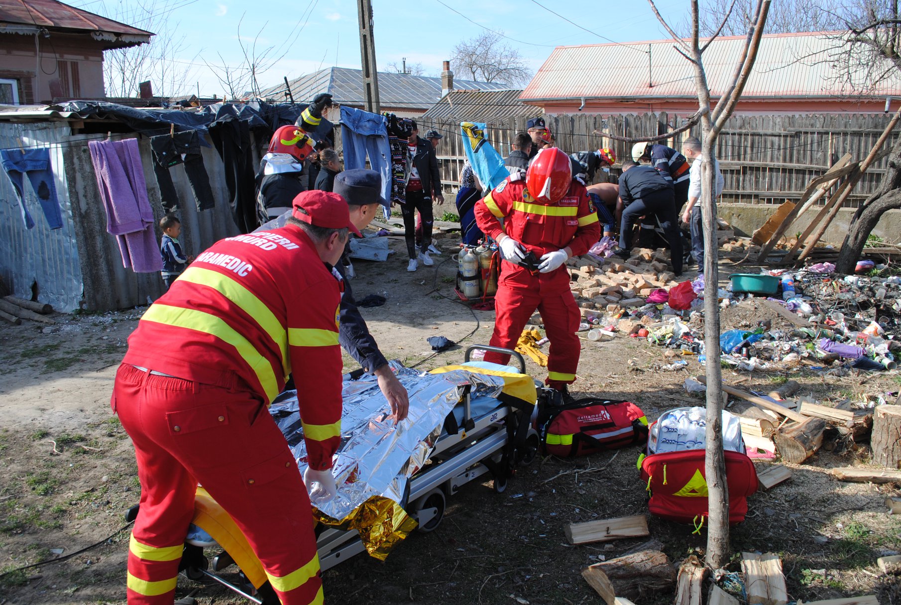 Un băiețel de nici doi ani a căzut într-o fostă septică în Călărași. Pompierii l-au salvat cu ajutorul unui alt copil / FOTO&VIDEO