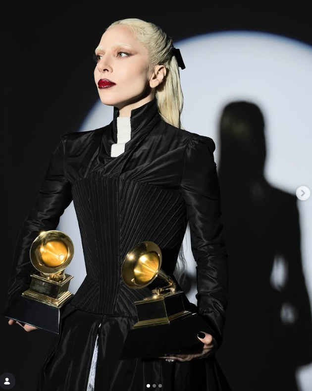 Lady Gaga a născut în mare secret. Primele imagini cu bebelușul 
