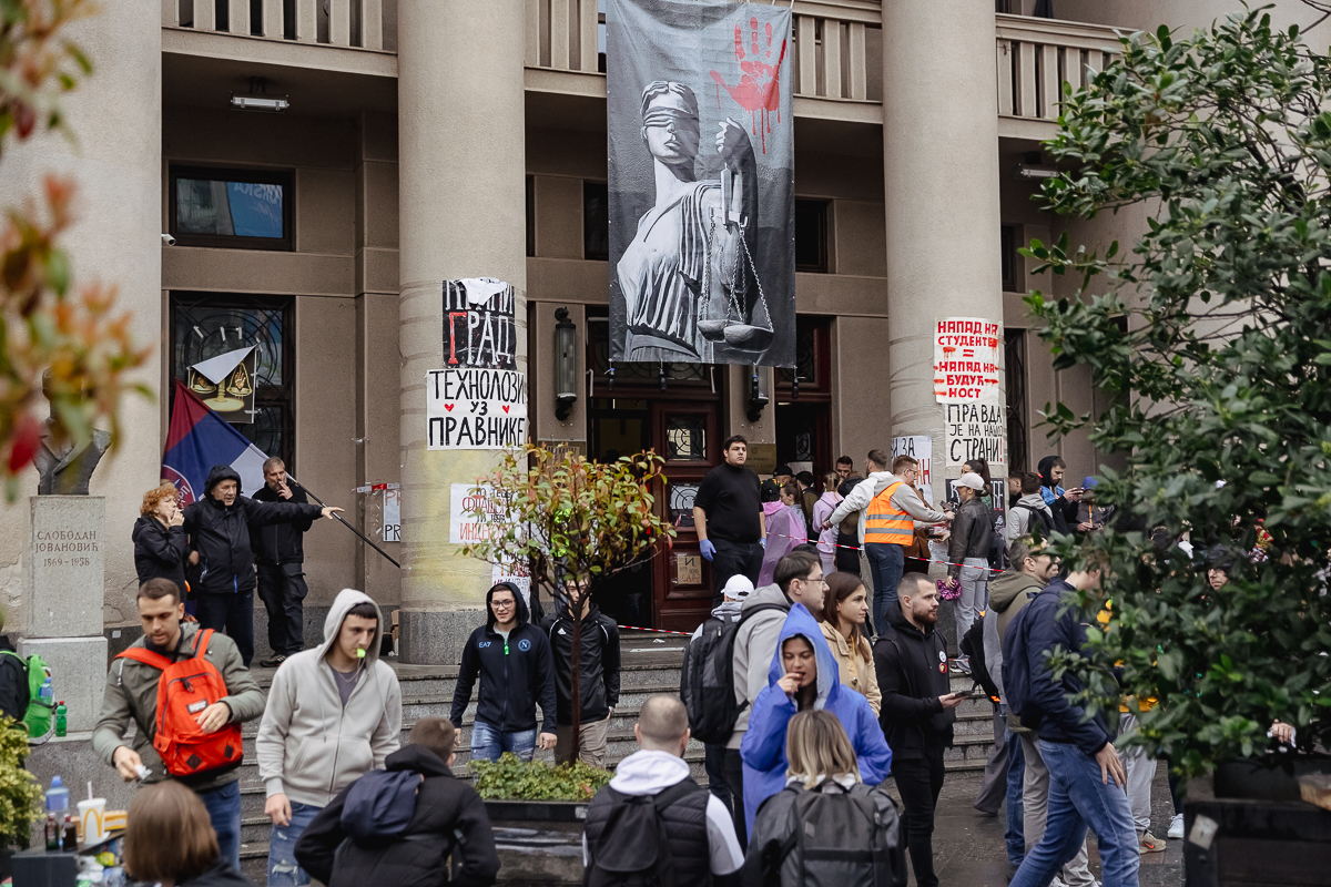 Marele protest de la Belgrad văzut din mulțime: Cratițele și tăcerea care au speriat Puterea FOTOREPORTAJ