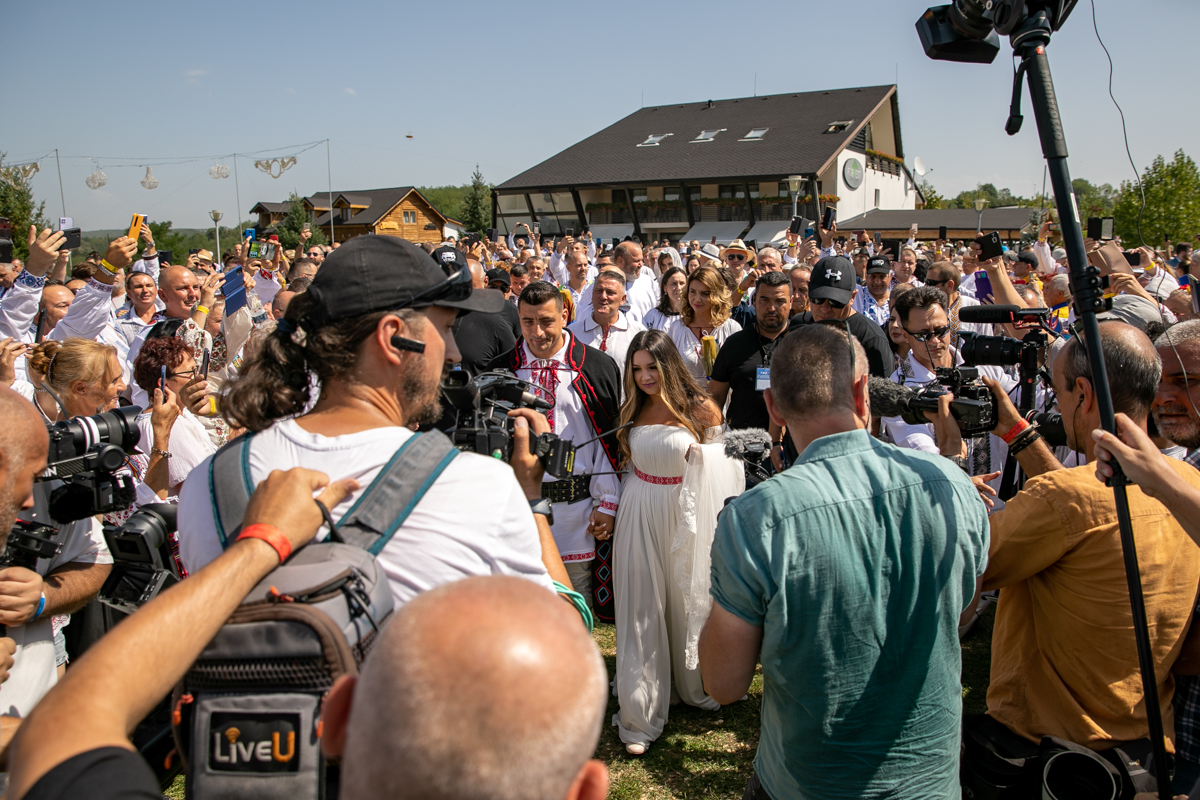 O mireasă și două nunți. Cum a petrecut poporul în vale, iar ceilalți invitați, în deal, la căsătoria „domnului AUR”, George Simion