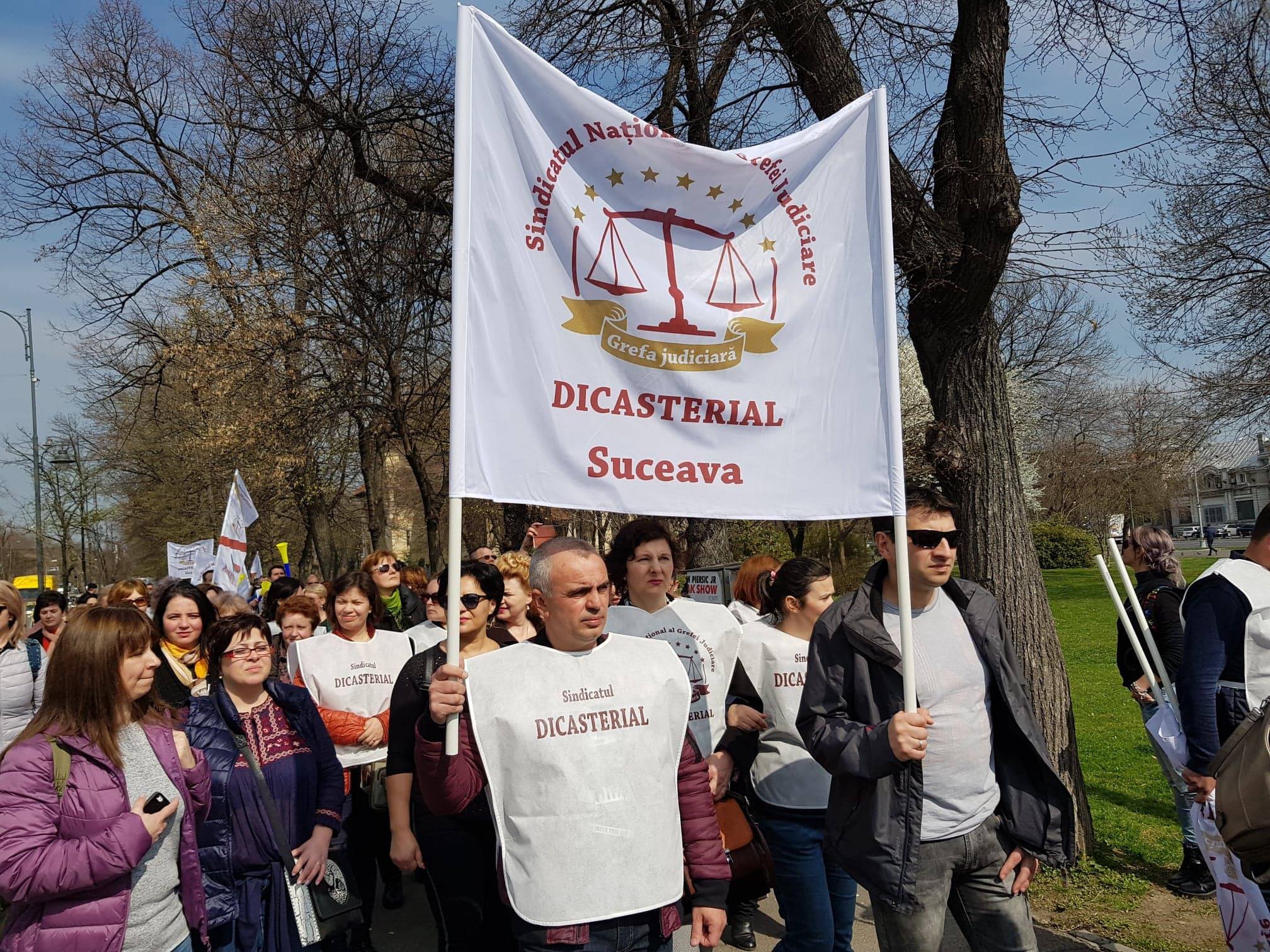 UPDATE. Delegaţie a grefierilor, la discuţii la Guvern. Colegii lor protestează în Piața Victoriei (FOTO&VIDEO)