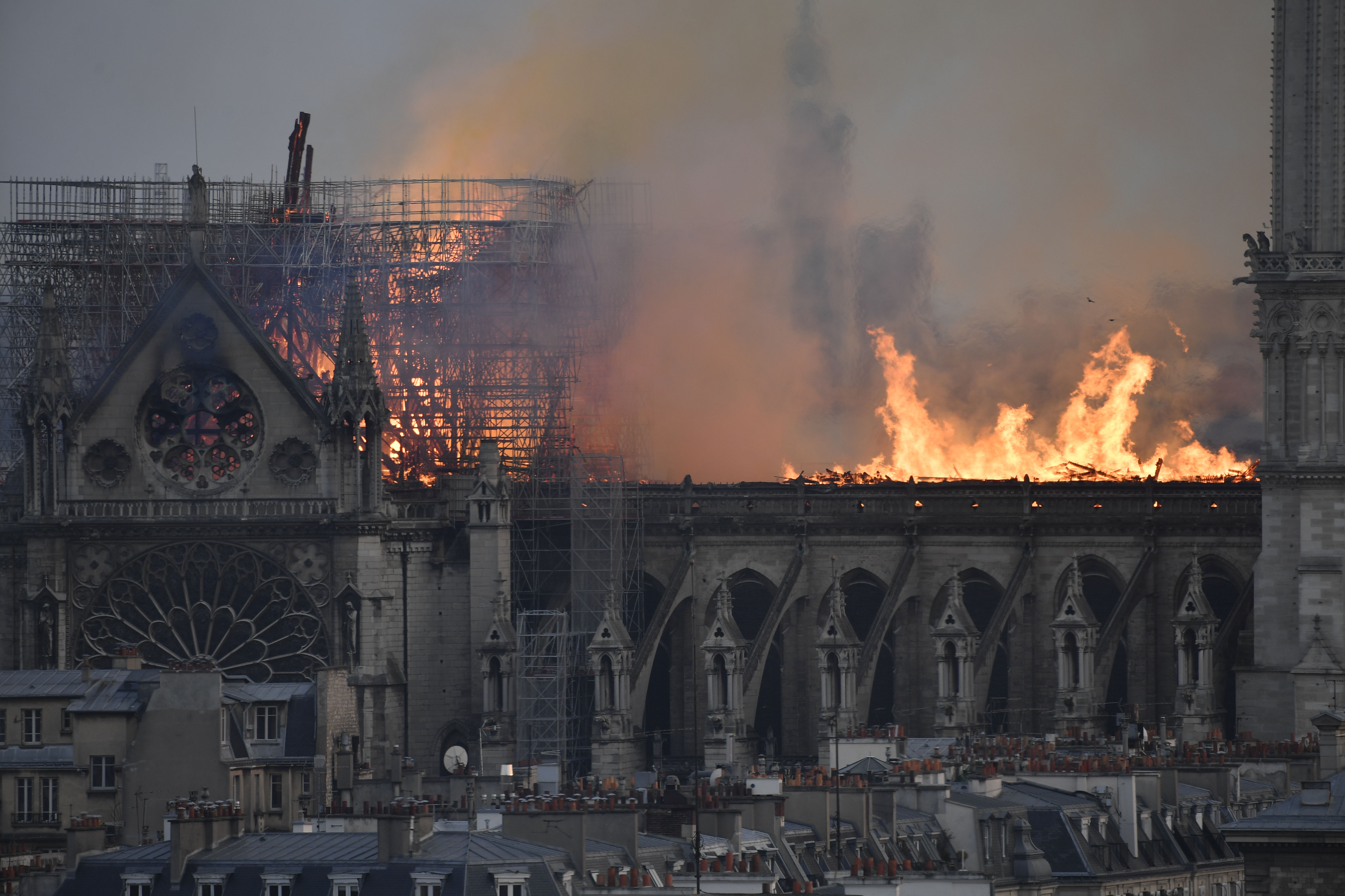 UPDATE | Incendiul de la Catedrala Notre-Dame din Paris a fost stins după 9 ore! Donald Tusk: „Europa va ajuta la reconstrucție”