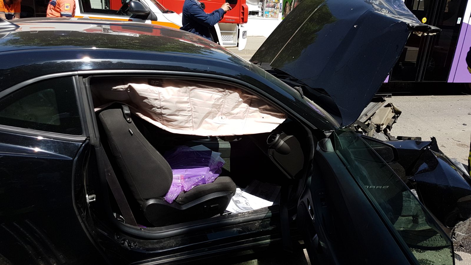 GALERIE FOTO/ Un Chevrolet Camaro a intrat într-un tramvai la Timișoara. Mașina a fost făcută praf