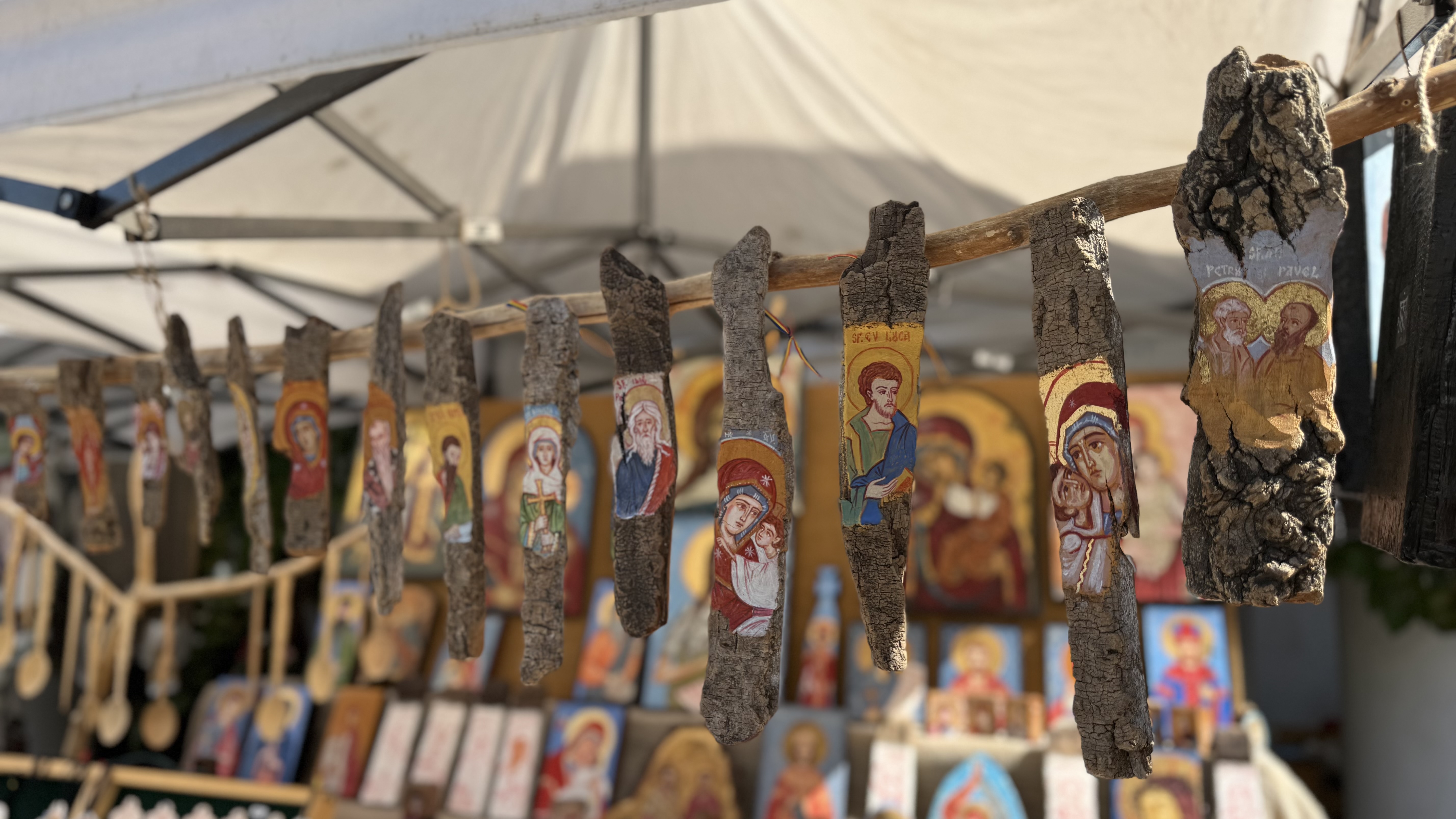 Teodore-Adrian Negoiță, artistul care transformă icoanele și lingurile de lemn în povești vii ale satului românesc: „Am pictat pe pietre, pe coajă de ou sau pe scoarță de copac”