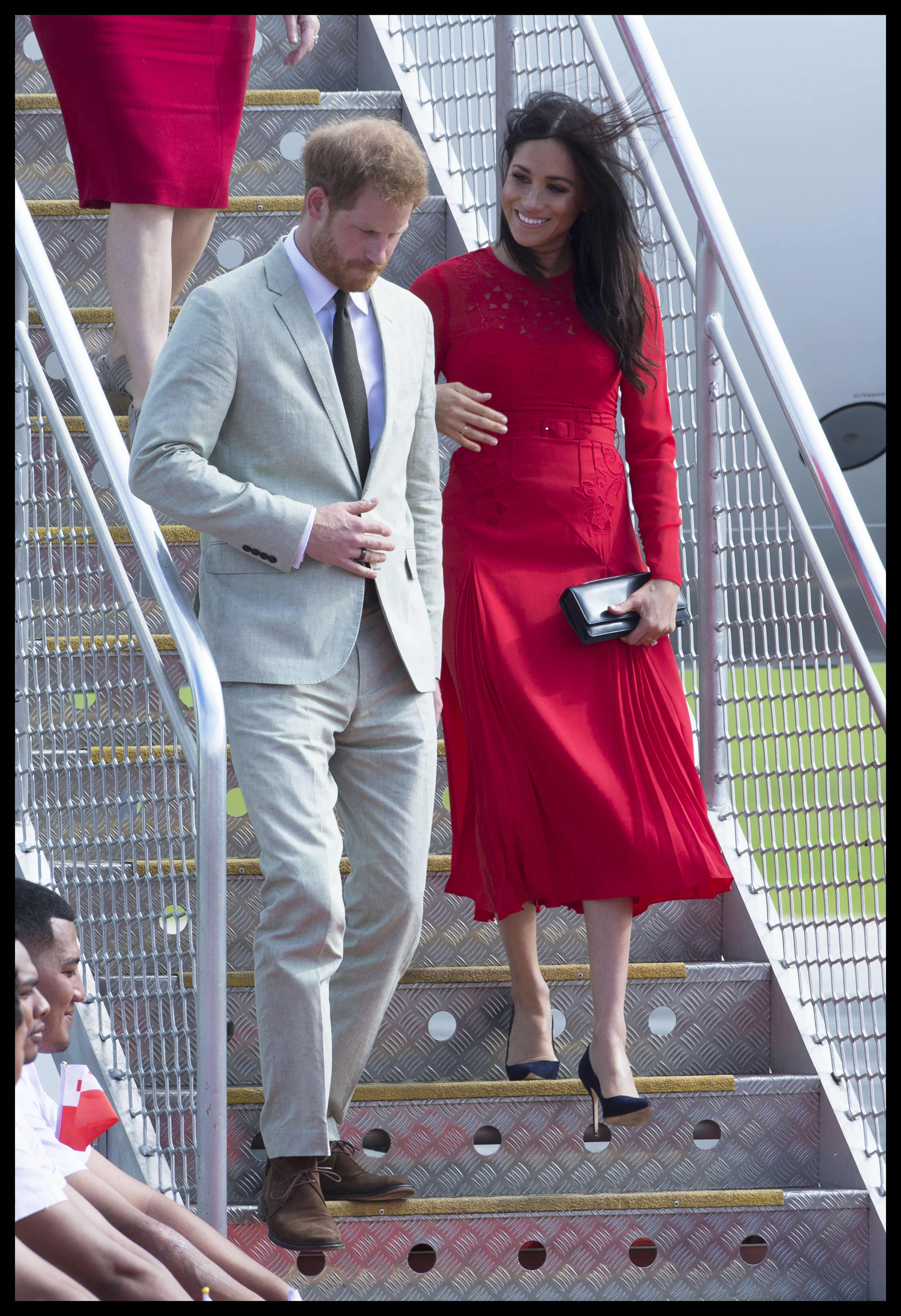 FOTO | Meghan Markle, prima gafă vestimentară de când a devenit ducesă. Ce a pățit soția prințului Harry în văzul tuturor