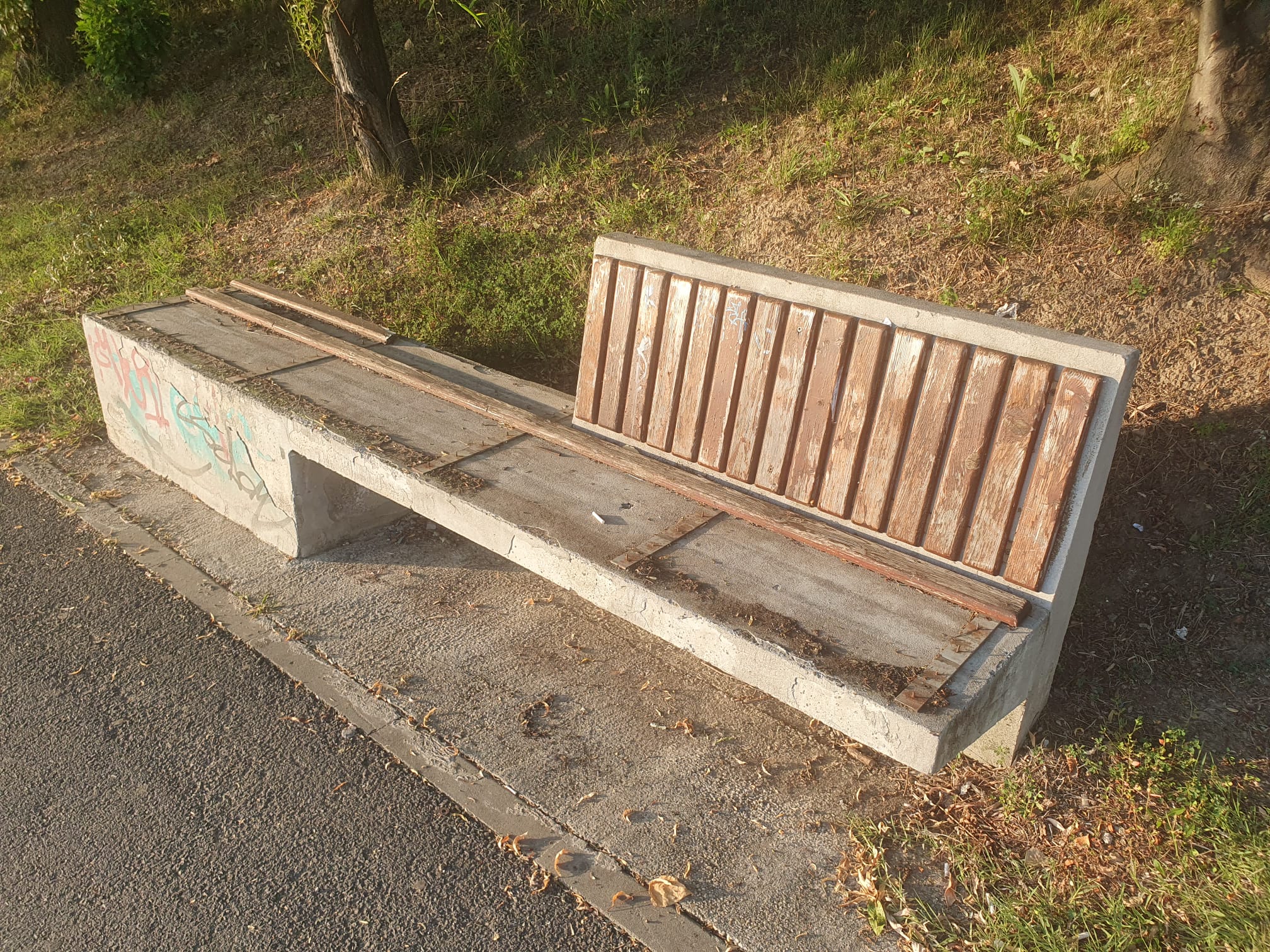 Apocalipsa din Parcul Tei: complexul de distracții abandonat, bănci vandalizate, munți de gunoaie, pontoane devastate. Pericol iminent de tragedii!