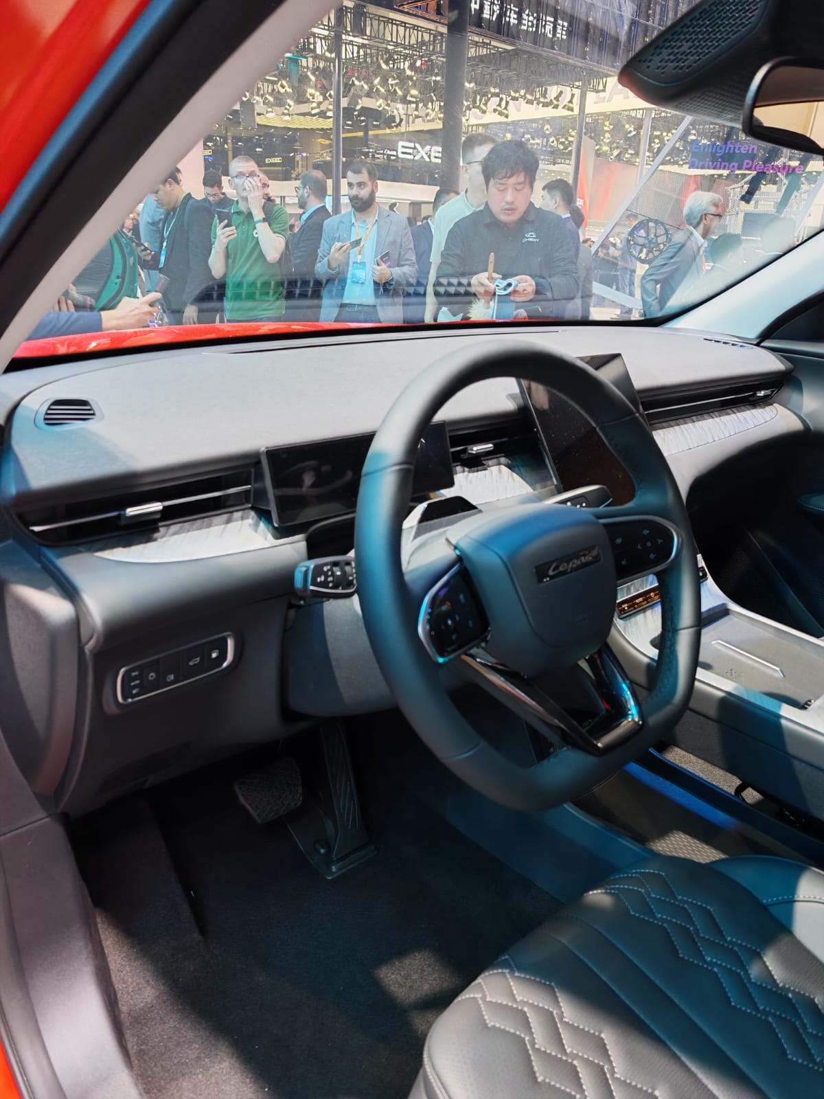 O marcă nouă chineză de mașini care se va vinde și în România a fost lansată în prima zi a Salonului Auto de la Beijing