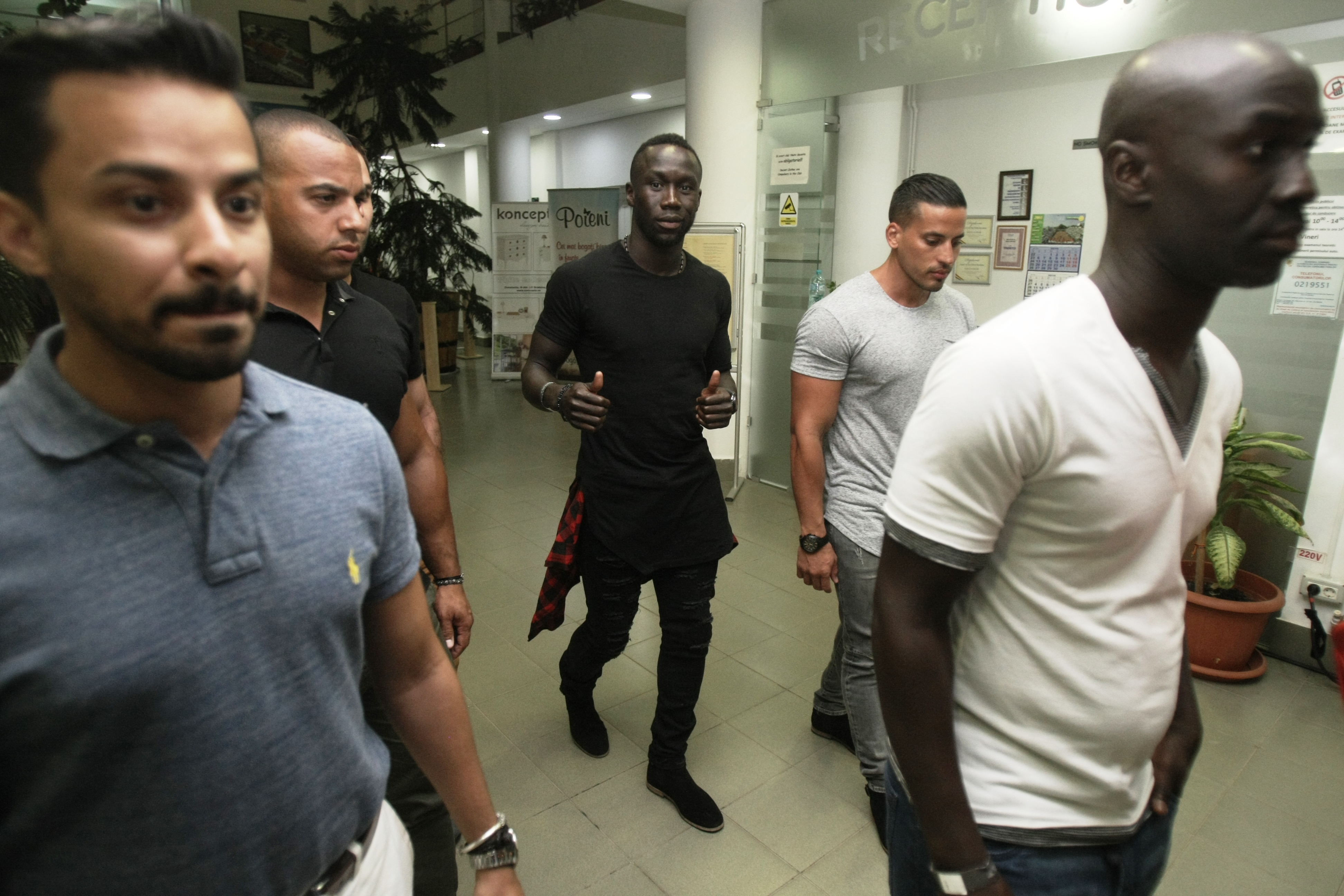 Superkombat. Ne-a bătut, dar ne iubește nebunește! Francezul Sagna, star la Man. City, nu se mai satură de litoralul nostru / GALERIE FOTO