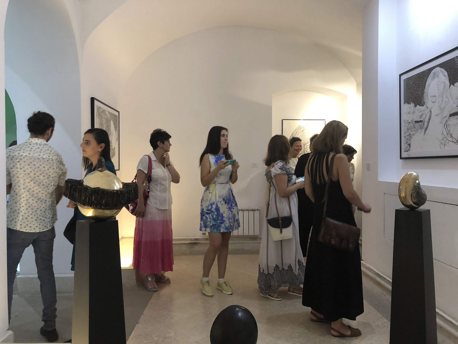 REPORTAJ: Arta din fân! Un deal întreg din Bucovina "a invadat" Muzeul de Artă din Timișoara: "Am vrut ca vegetalul să inunde spațiul nostru cotidian"