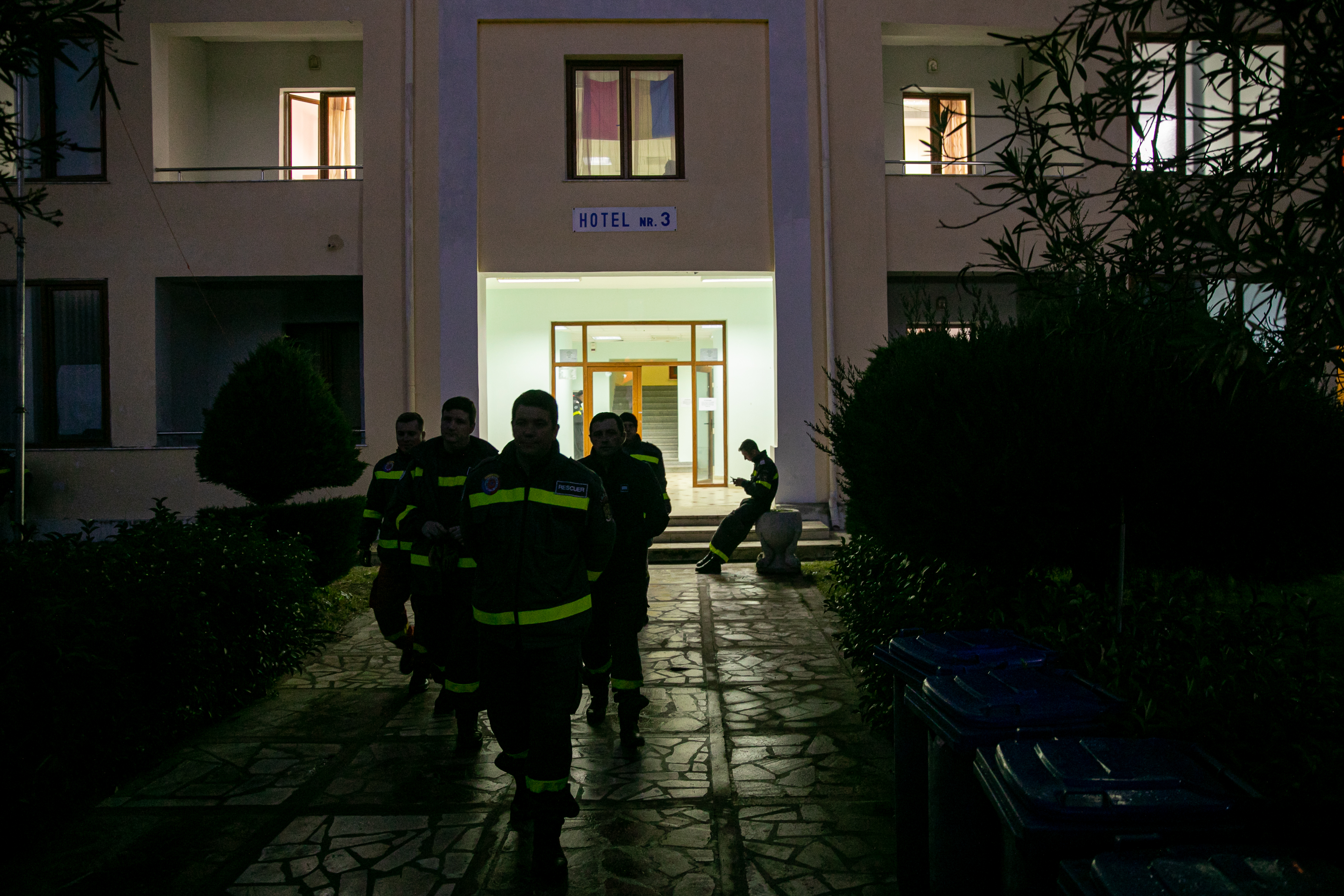 Pentru pompierii români din inima dramei albaneze, Ziua Națională a picat de Ziua Recunoștinței. ”Cele două cadavre erau, de fapt, mama și fiul. Tatăl și fiica au scăpat!”