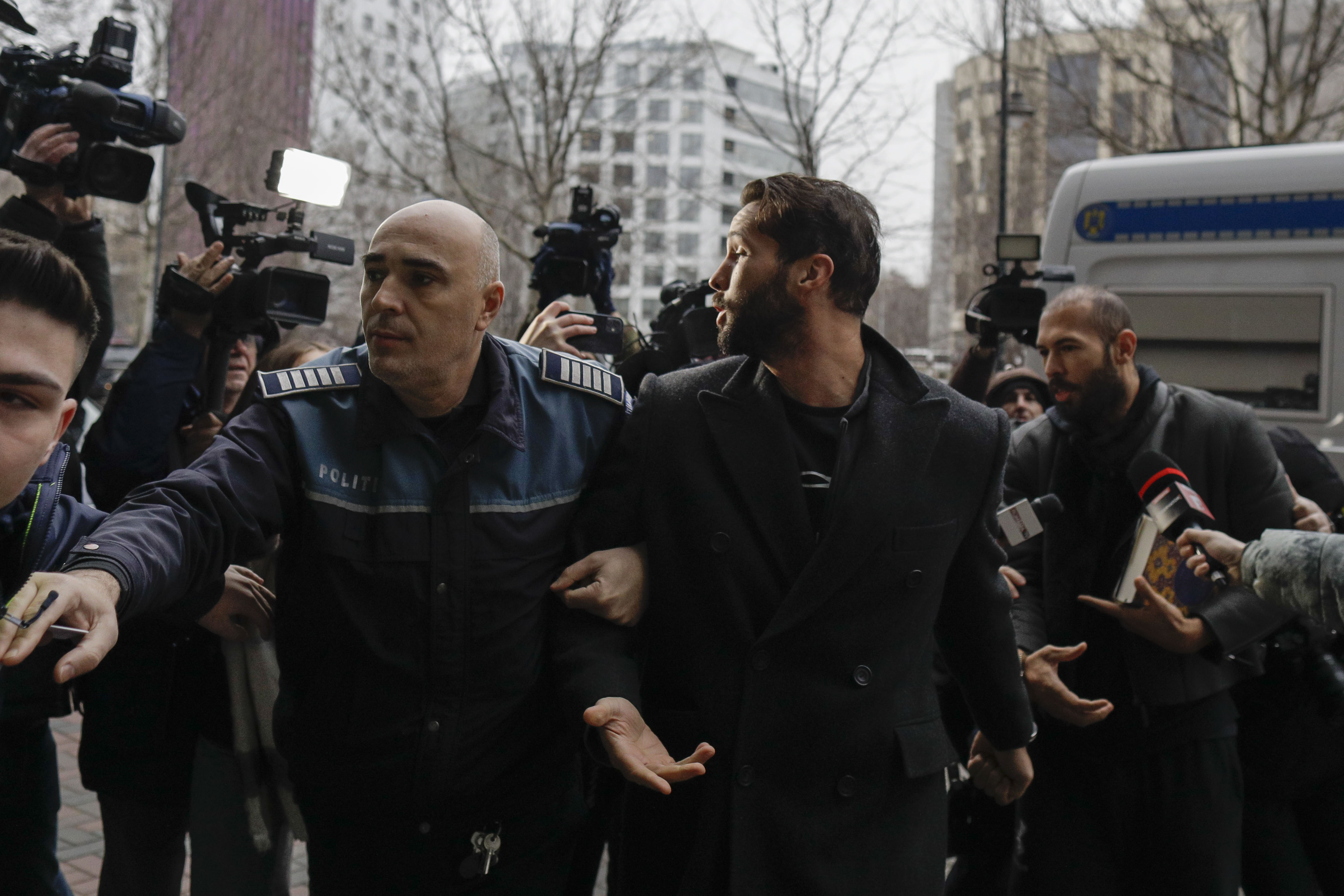 Andrew şi Tristan Tate, aduși din nou la sediul DIICOT pentru perchezițiile informatice. „Mă persecută pentru că sunt bogat și am succes”