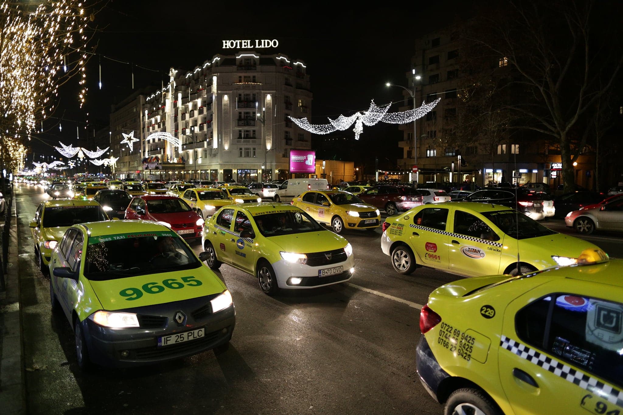 UPDATE: Protestul taximetriștilor din București față de Uber s-a încheiat. "Vom ieşi în fiecare seară, până se va face ceva" / FOTO&VIDEO