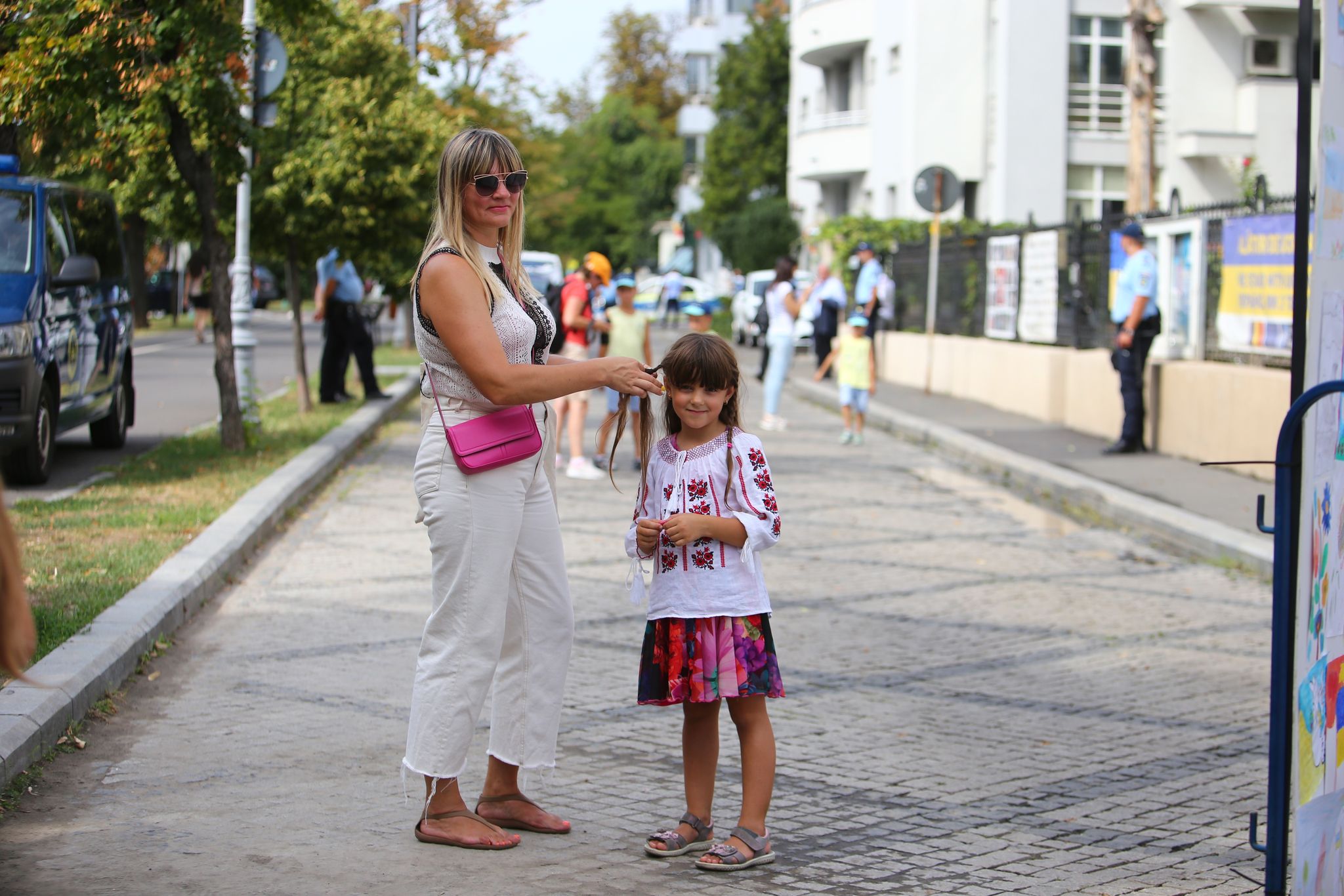 REPORTAJ. 150 de ucraineni au venit în fața ambasadei din București de ziua lor națională. „Vă mulțumim, oameni ai României”