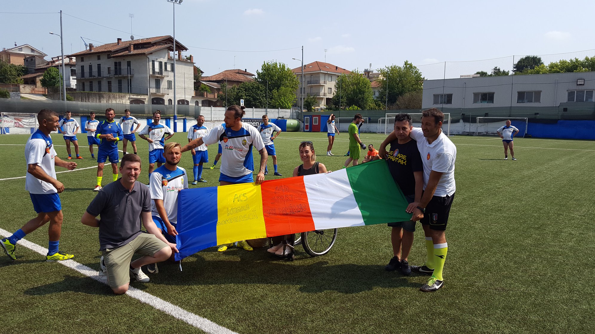 Vasile Mogoș are tatuați ”cei 7 ani de acasă”. Fotbalistul și verișoara sa au participat la o sărbătoare acasă, la Moara Domnească, în Vaslui
