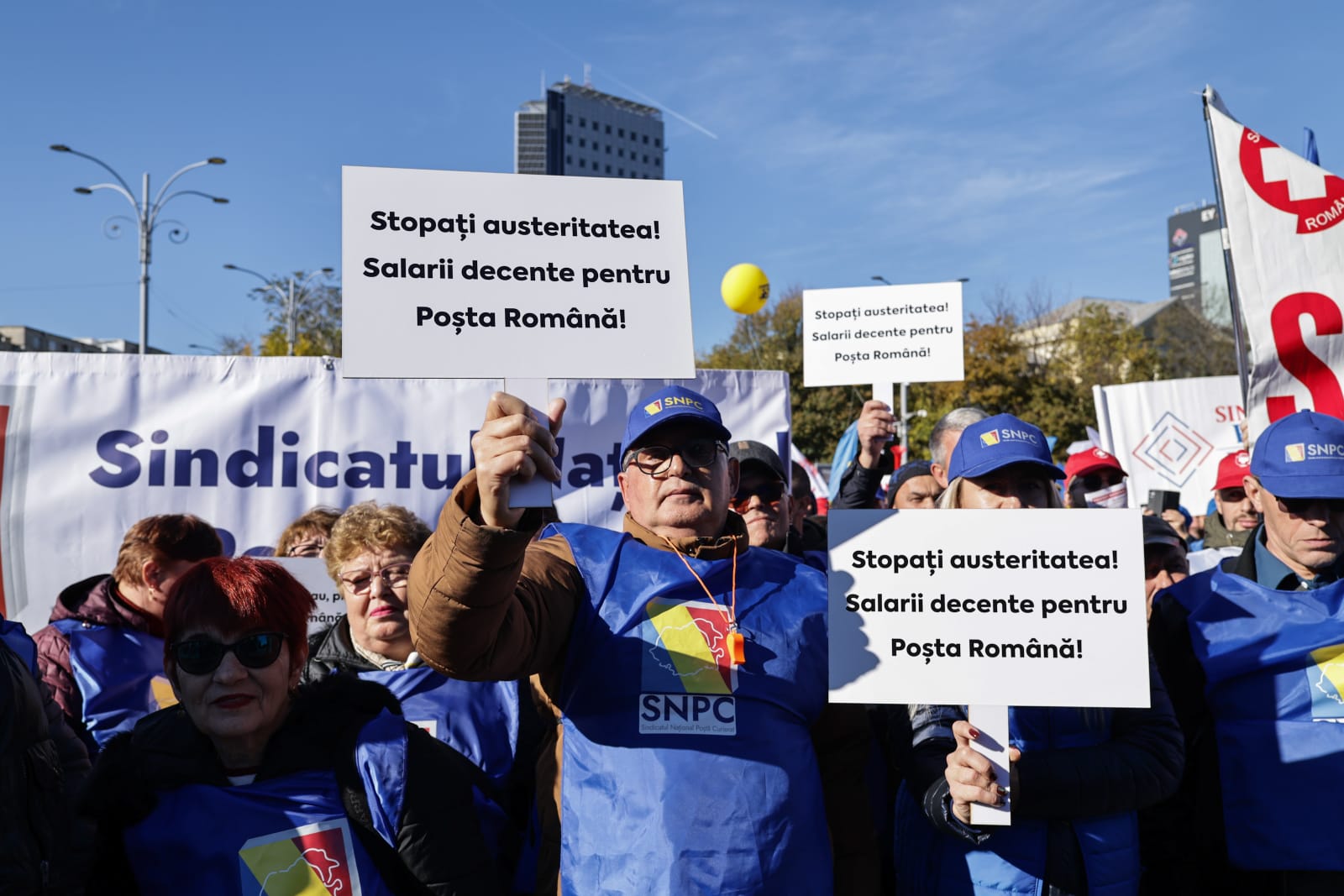 Mii de oameni au protestat în Piața Victoriei  pentru creşterea salariului minim şi a pensiilor. Sloganurile politice, interzise
