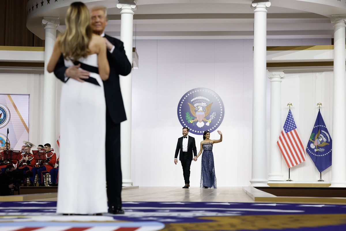 Rochia purtată de Melania Trump la balul inaugural al lui Donald Trump. Cine e designerul care i-a creat ținuta alb-negru, cu choker la gât