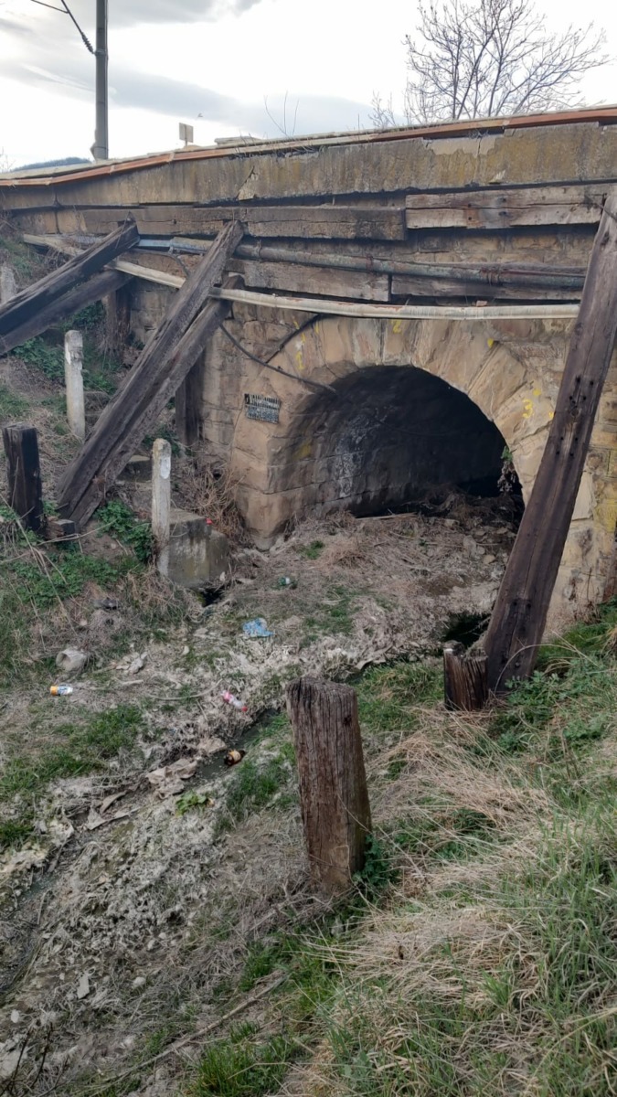 Un pod CFR din judeţul Bacău stă sprijinit în proptele din lemn. Compania neagă pericolul de prăbușire