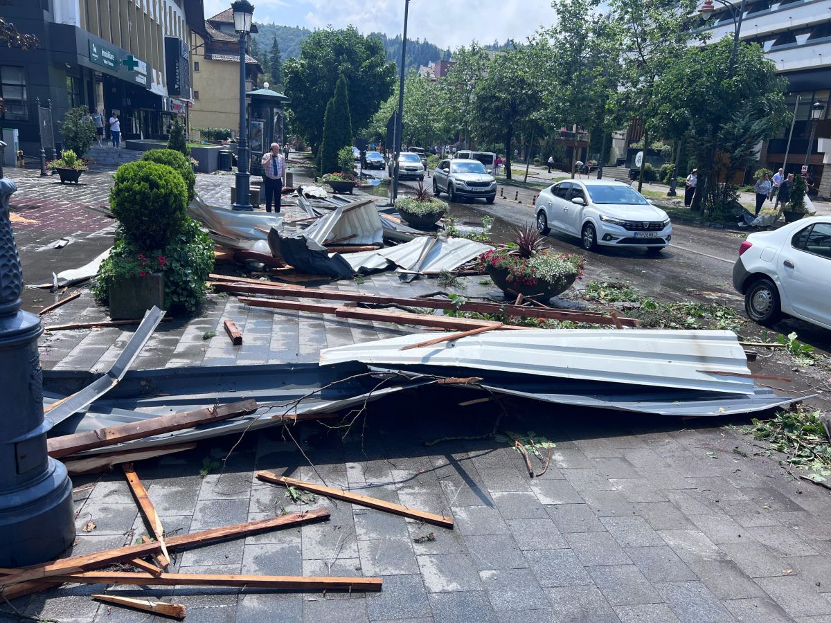 Prăpăd la Sinaia. Cel puțin nouă persoane transportate la spital, dintre care una în stare critică, în urma unei furtuni violente