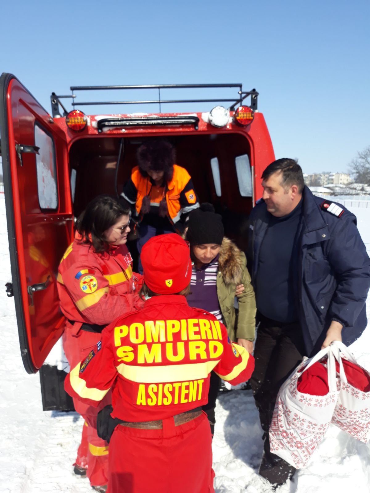 Intervenții cu șenilatele și cu elicopterul la urgențe, în județul Constanța. Unele drumuri sunt încă impracticabile/VIDEO&FOTO