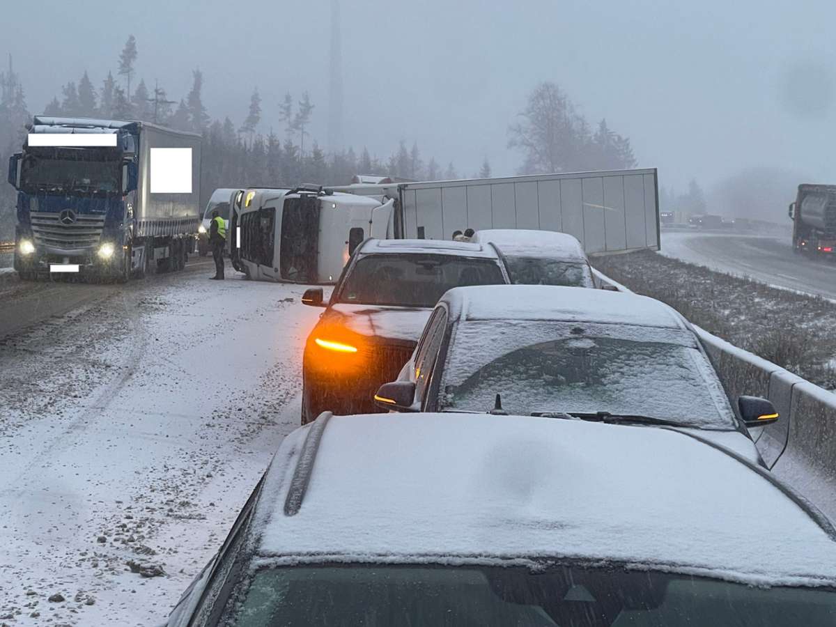 În prima zi cu zăpadă în Germania, un șofer român a răsturnat camionul pe autostradă și a blocat tot traficul