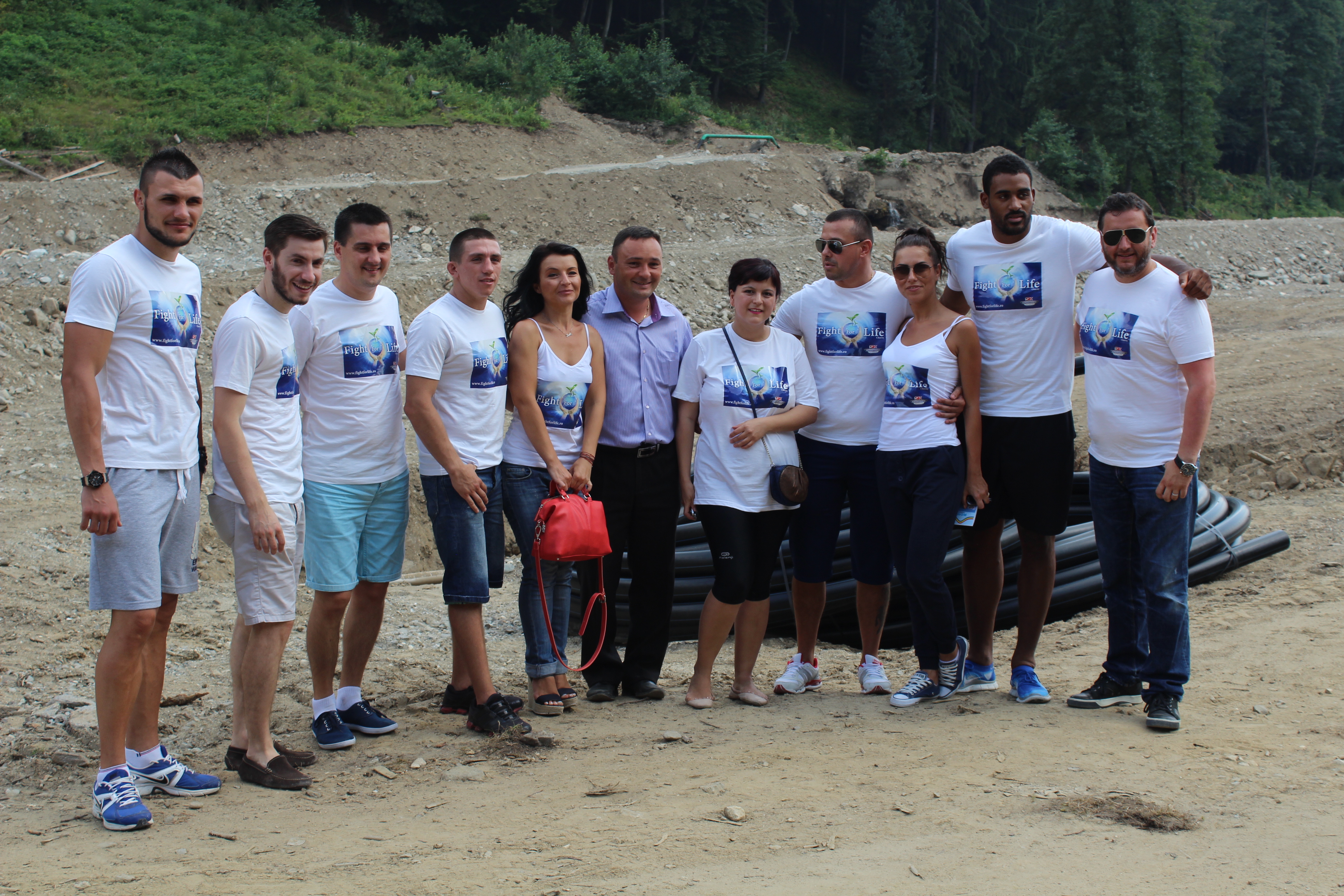 Luptătorii Superkombat au împărţit materiale de construcţii şi ajutoare sinistraţilor din Vaideeni