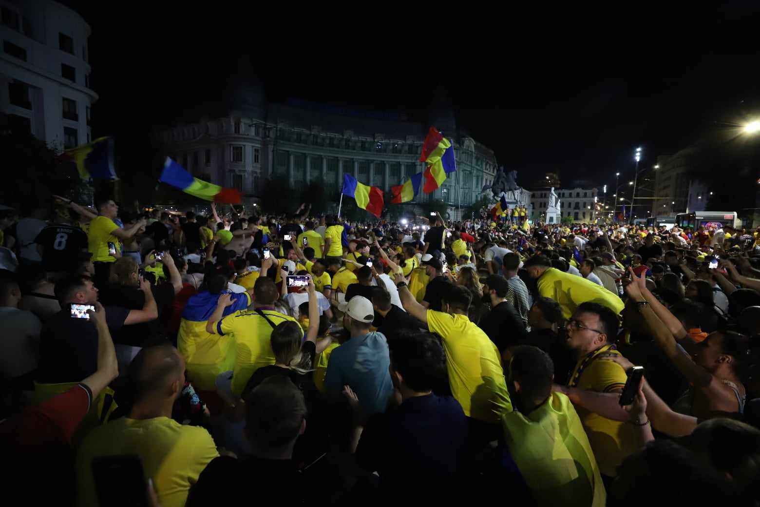 Sărbătoare și la București! Atmosferă incendiară în Piața Universității după ce tricolorii s-au calificat în optimi la Euro 2024
