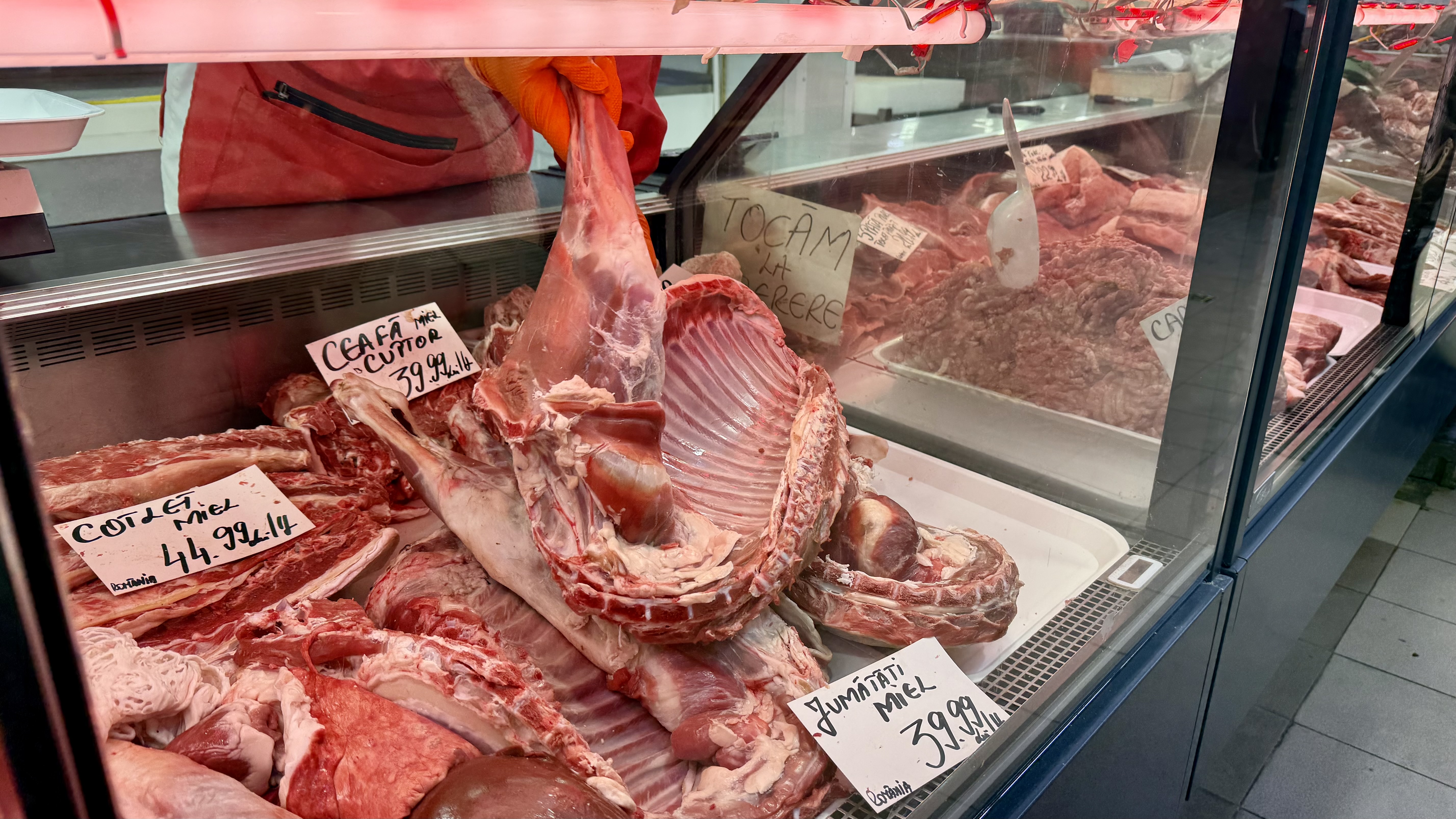 Preț miei Paște 2026. Cât costă kilogramul de carne de miel la București? „Am luat jumătate și am terminat bâlciul!”