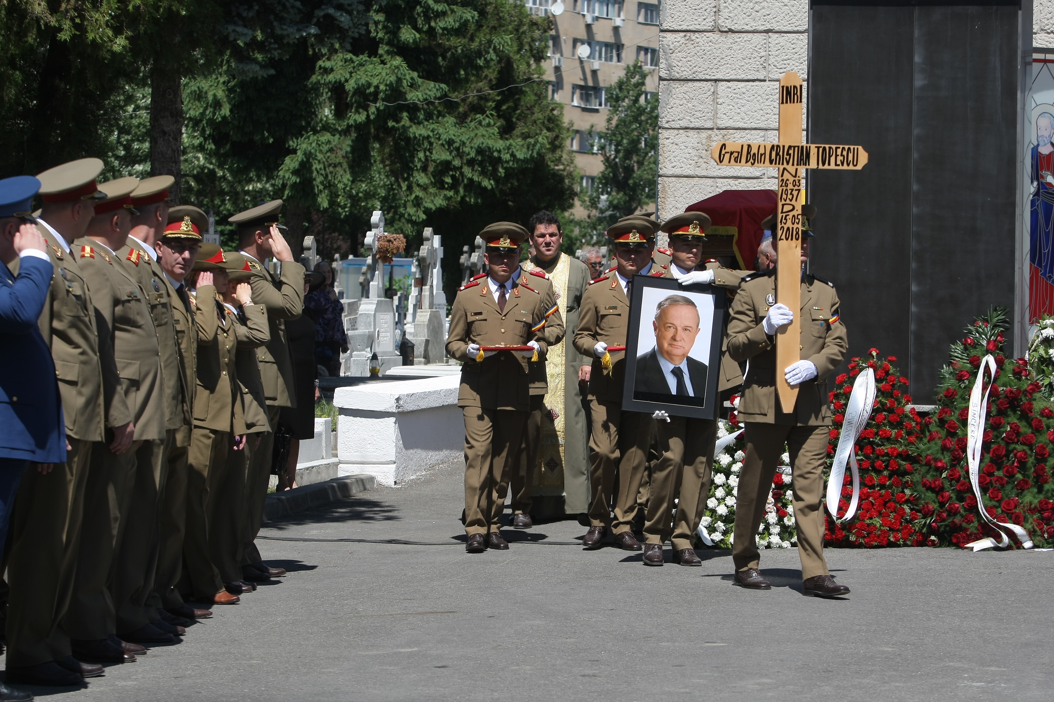 GALERIE FOTO&VIDEO/ Cristian Țopescu, înmormântat cu onoruri militare, la Cimitirul Ghencea Militar din București