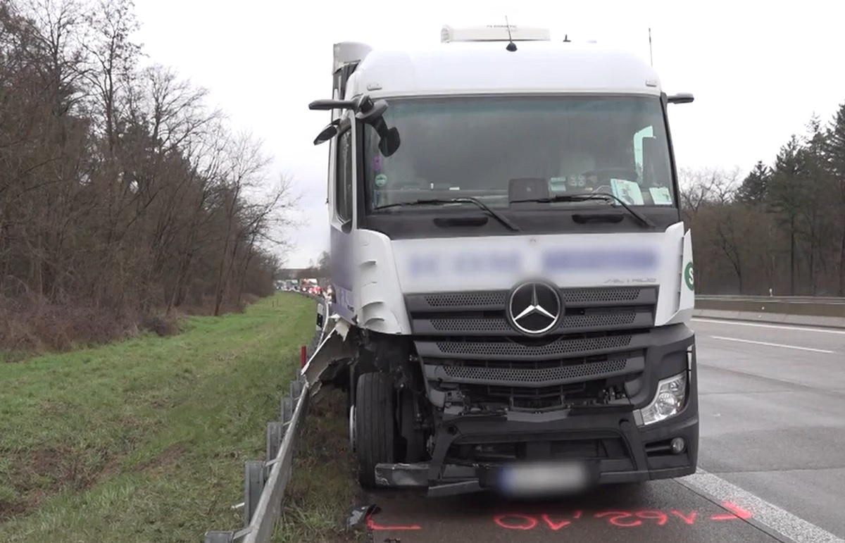 Un camionagiu beat a intrat cu viteză într-un șofer de 77 de ani care schimba o roată spartă pe banda de urgență, pe o autostradă din Germania