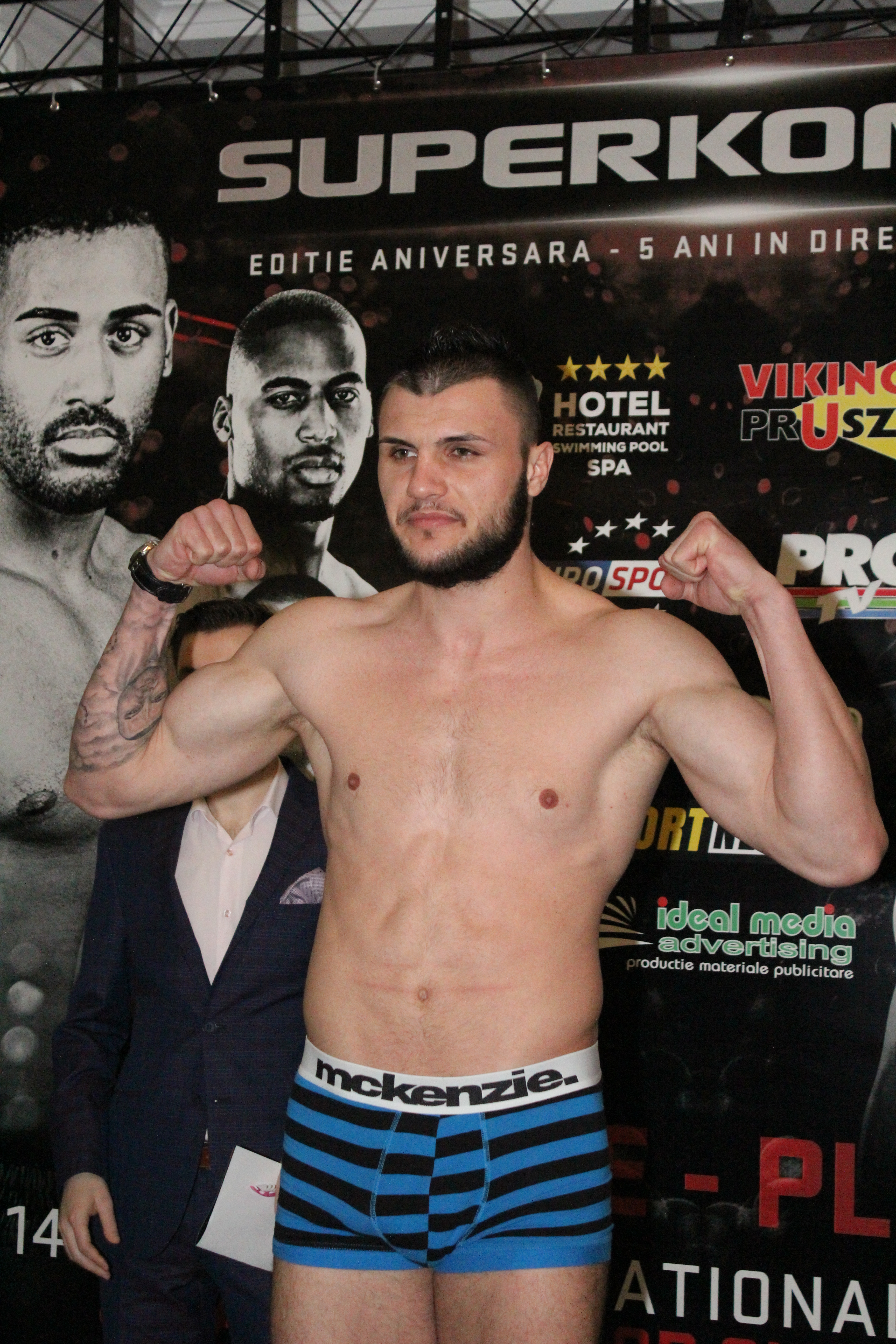 Luptătorii de la Superkombat Ploiești s-au confruntat pentru prima dată la cântarul oficial / GALERIE FOTO