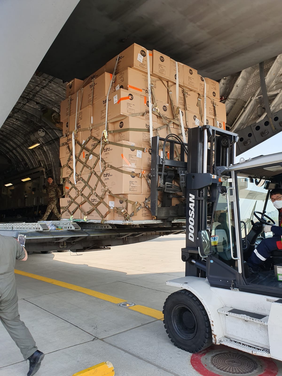 45 de tone de echipamente medicale din Coreea de Sud, sosesc, joi, cu o aeronavă NATO