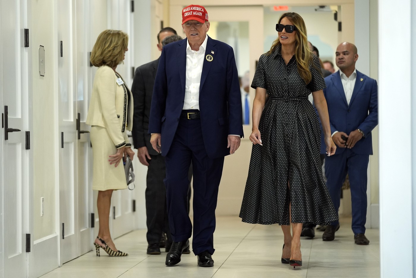 Melania Trump a atras toate privirile la secția de votare. Cum s-a îmbrăcat soția lui Donald Trump