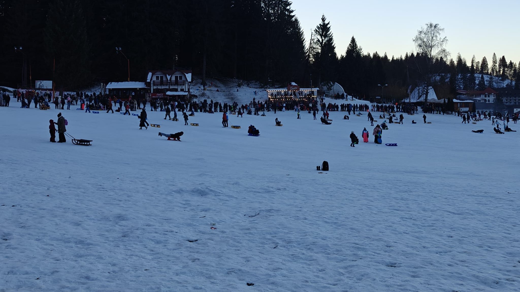 Mii de români au petrecut prima zi a anului la munte: trafic infernal, aglomerație în parcări și pe pârtie la Poiana Brașov și Sinaia