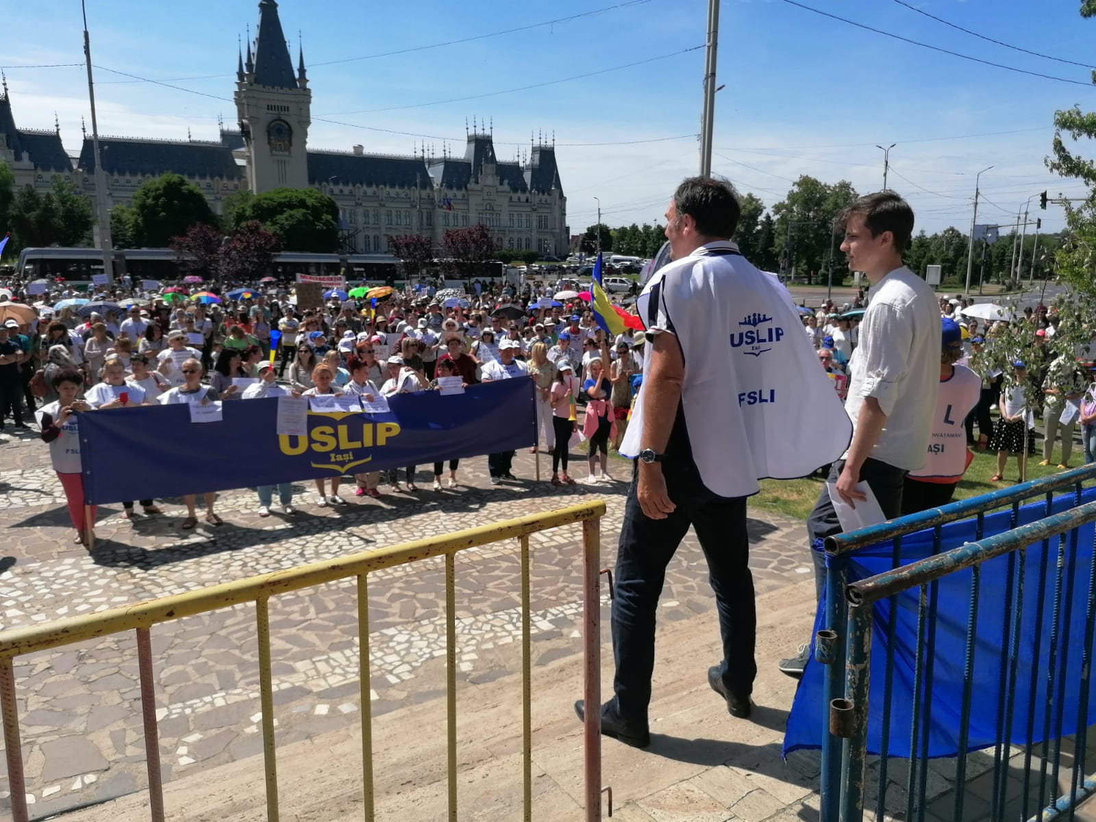Val de proteste în țară. Profesori, cadre medicale și polițiști au ieșit în stradă în București și în alte orașe