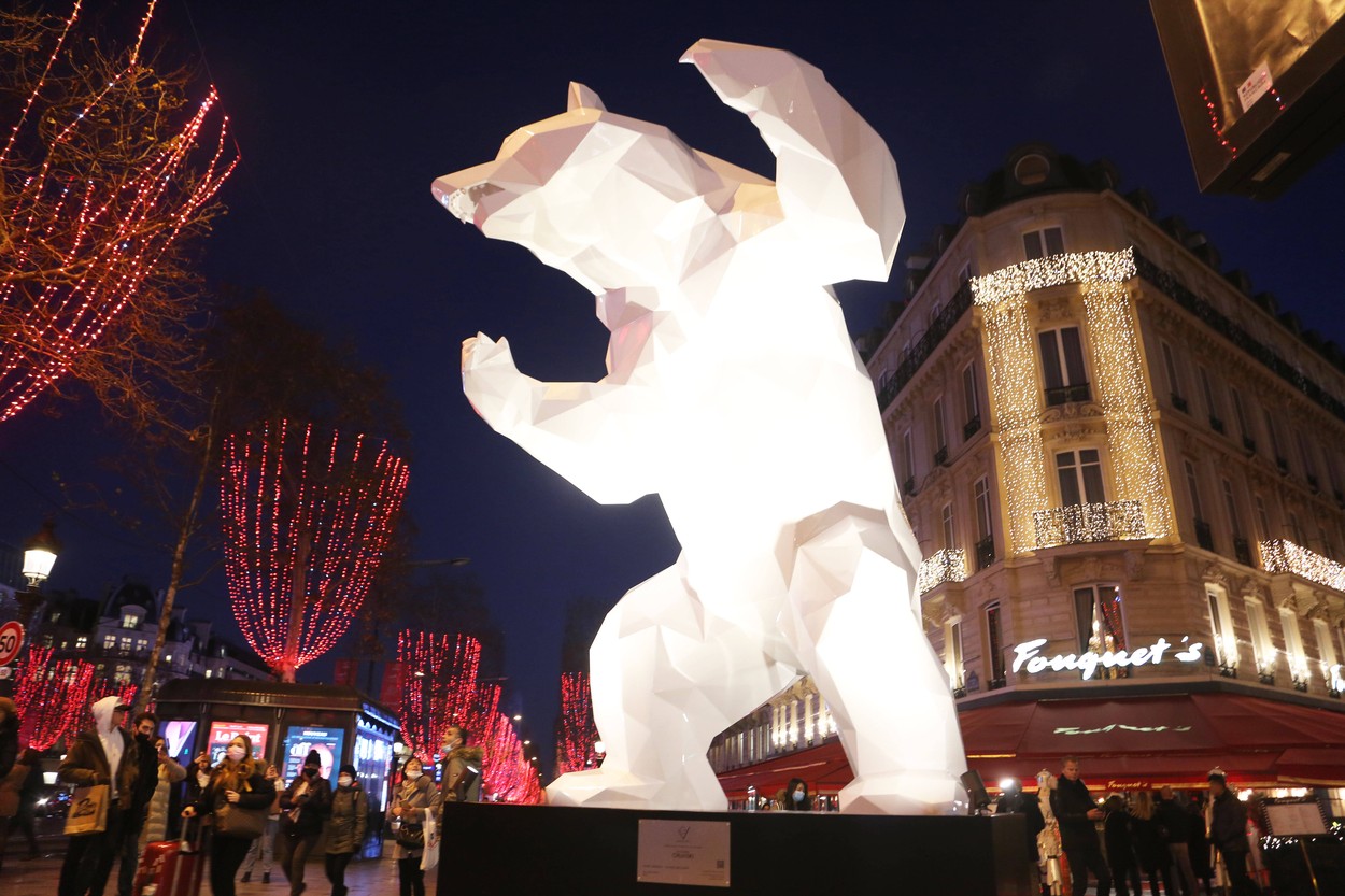 Expoziție de sculpturi gigantice în centrul Parisului, pe Champs-Elysees