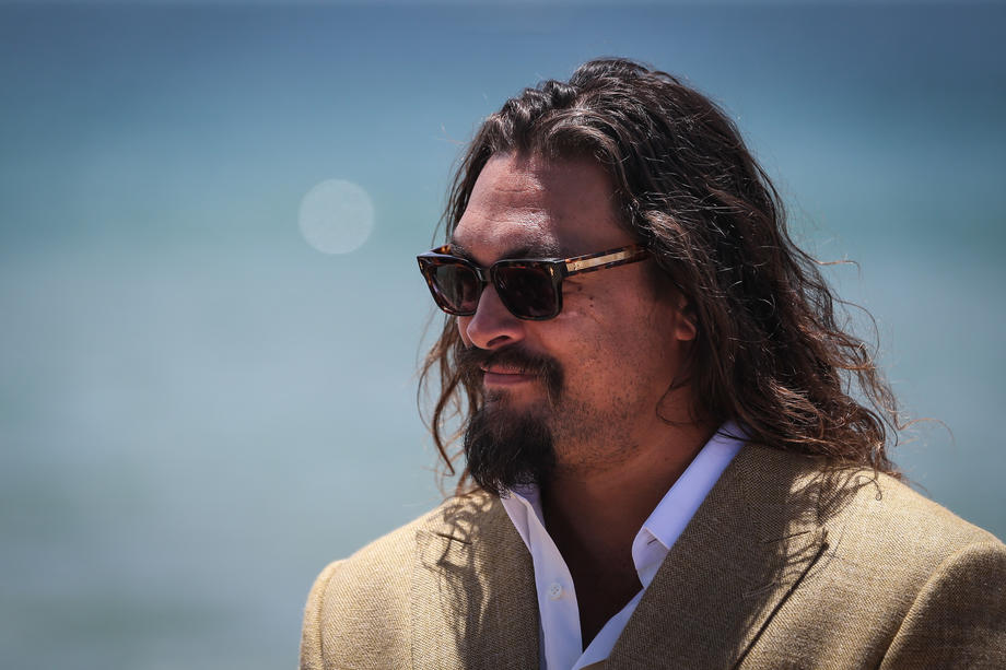 Actorul Jason Momoa a rămas blocat într-o toaletă a unui bar din Zurich: „Prea mică pentru gigantul din Aquaman”