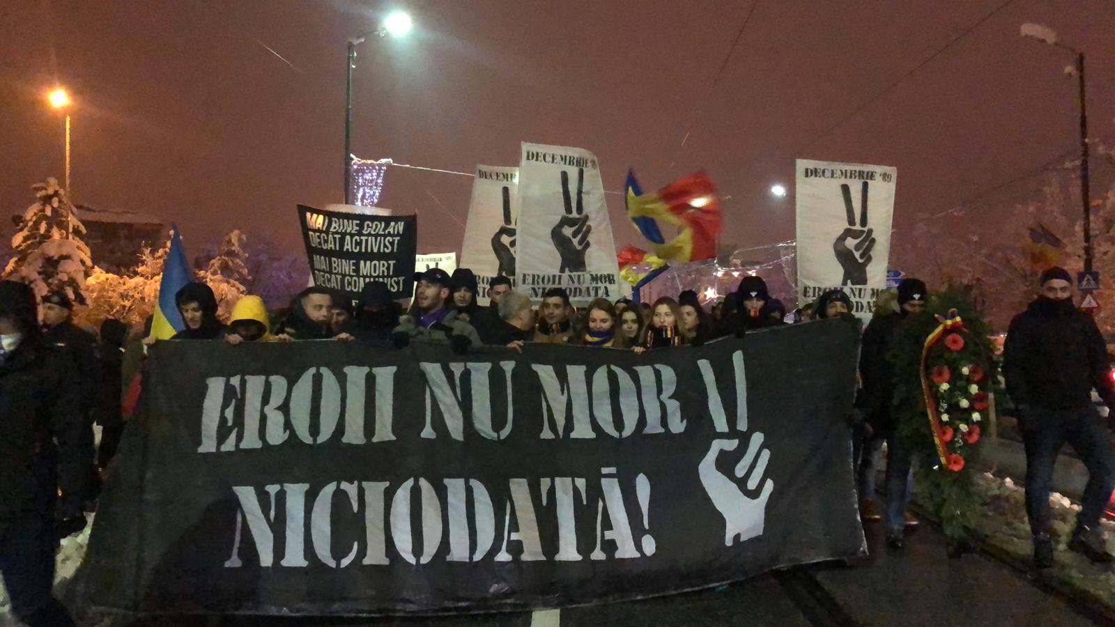 FOTO/ Marșul Eroilor în Timișoara, în memoria martirilor Revoluției din '89. Circa 300 de persoane au ieșit pe străzile orașului unde s-a strigat prima oară „Jos comuniștii”, acum 29 de ani