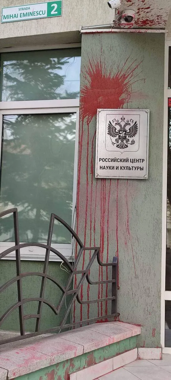 Centrul Rus de Știință și Cultură din Chișinău, Republica Moldova, vandalizat cu vopsea roșie