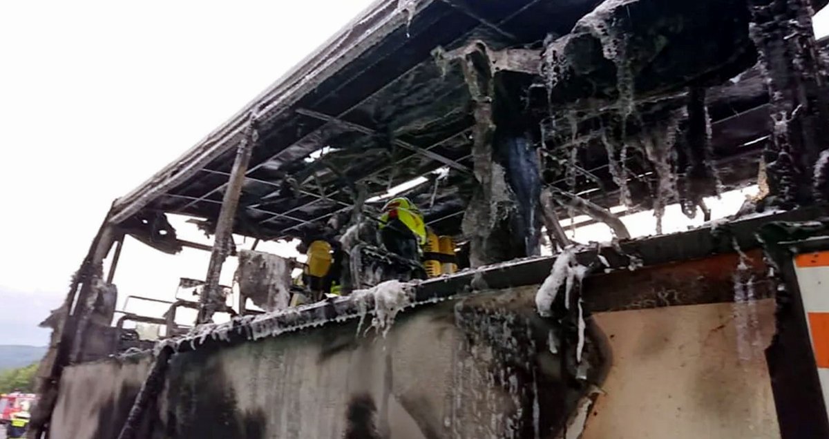Un autocar cu 49 de români a fost mistuit de flăcări pe o autostradă din Austria. UPDATE MAE: "Oamenii sunt în afara oricărui pericol"