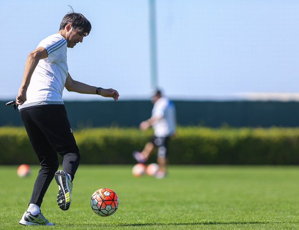 Victor Pițurcă scoate untul din fotbaliștii săi pe plaja din Dubai / GALERIE FOTO