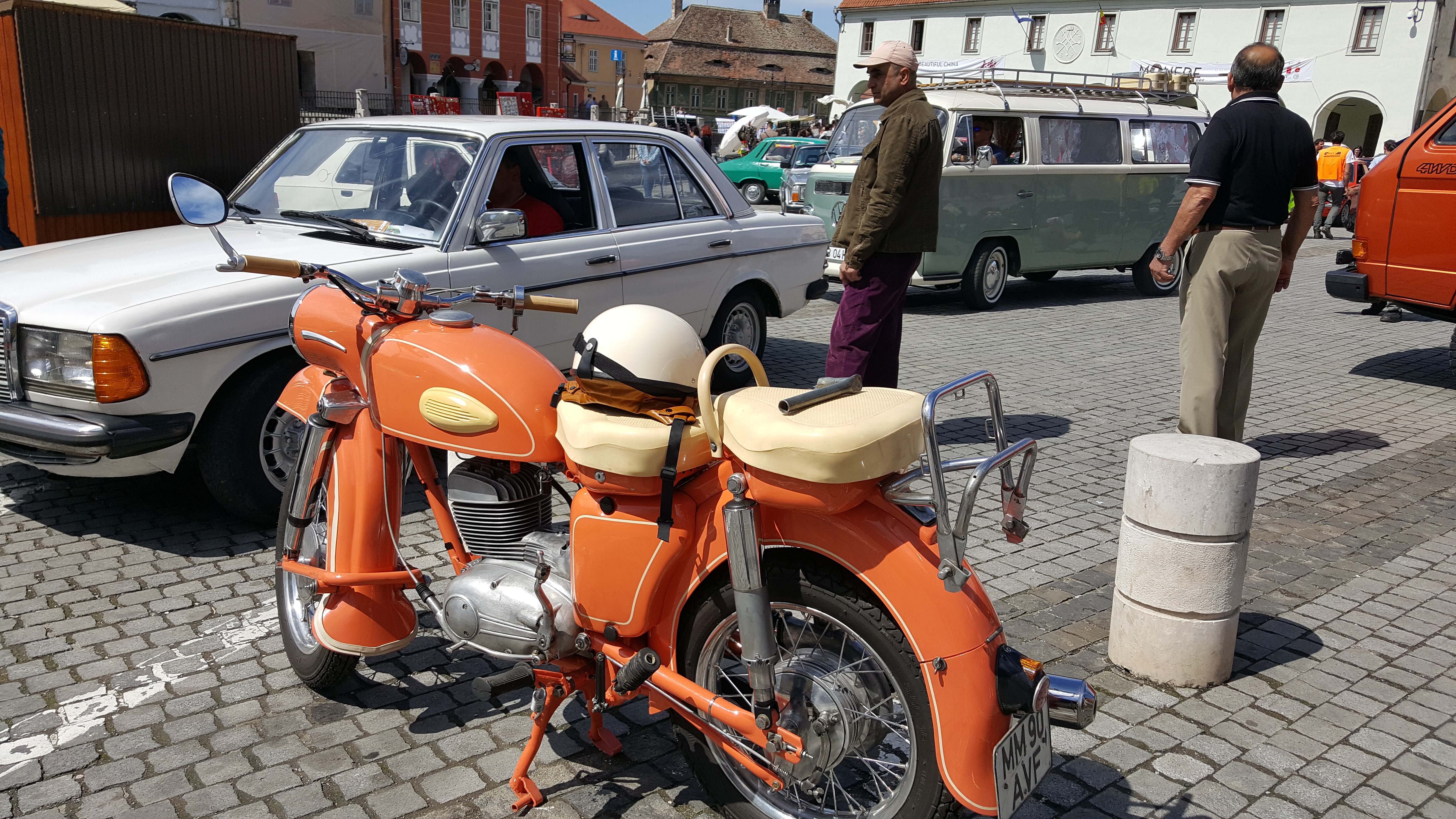 "Retro Parada Primăverii" organizată în zeci de oraşe din ţară! GALERIE FOTO
