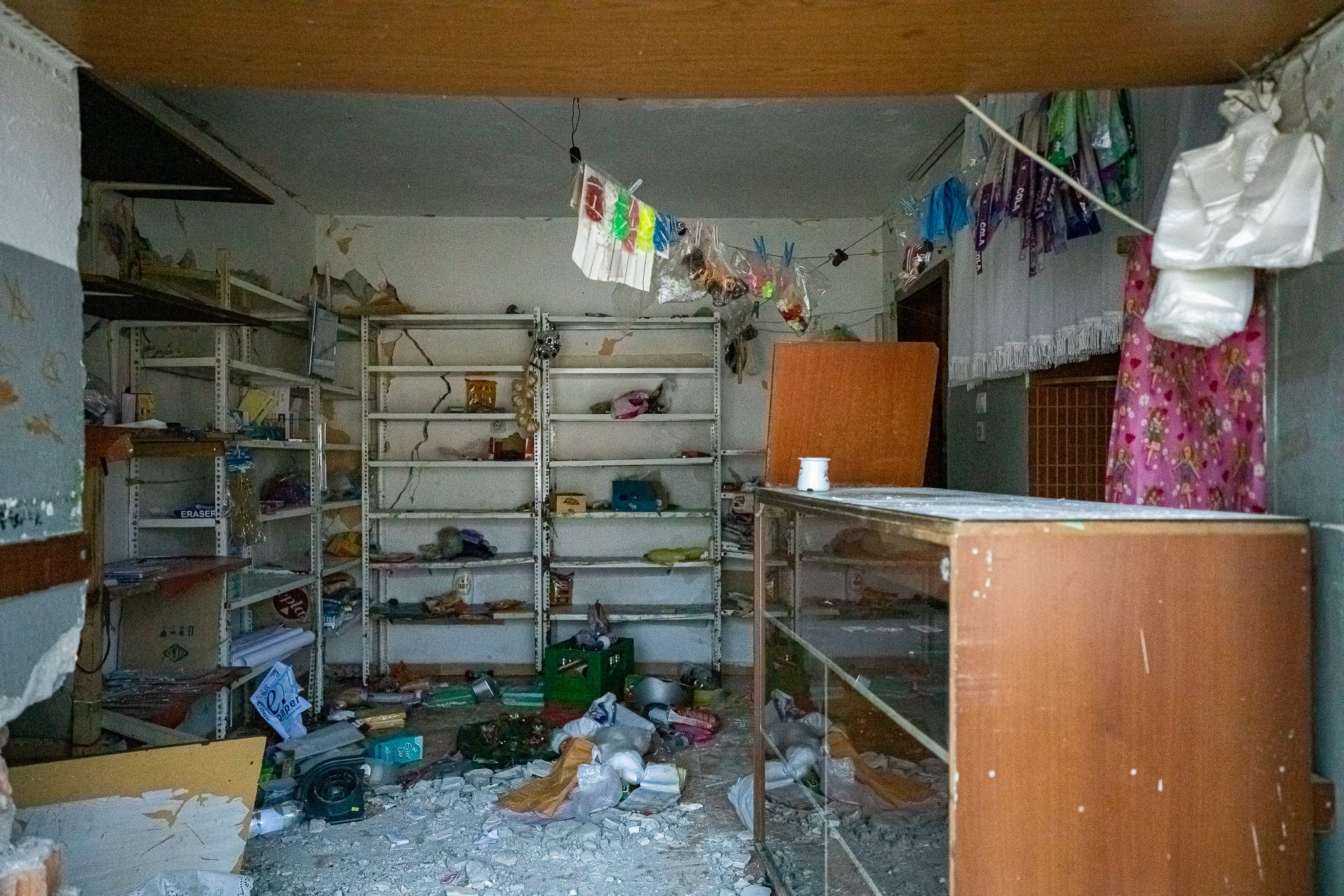 Thumanë, satul din Albania care va fi ras de pe fața pământului. Autoritățile au decis să dărâme toate clădirile rămase în picioare după cutremur