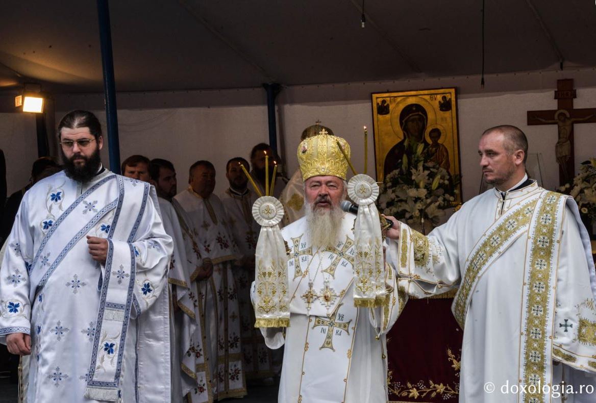 Zeci de mii de oameni, la slujba de Sfânta Maria la Mânăstirea Nicula. Se roagă la icoana Fecioarei Maria, considerată făcătoare de minuni