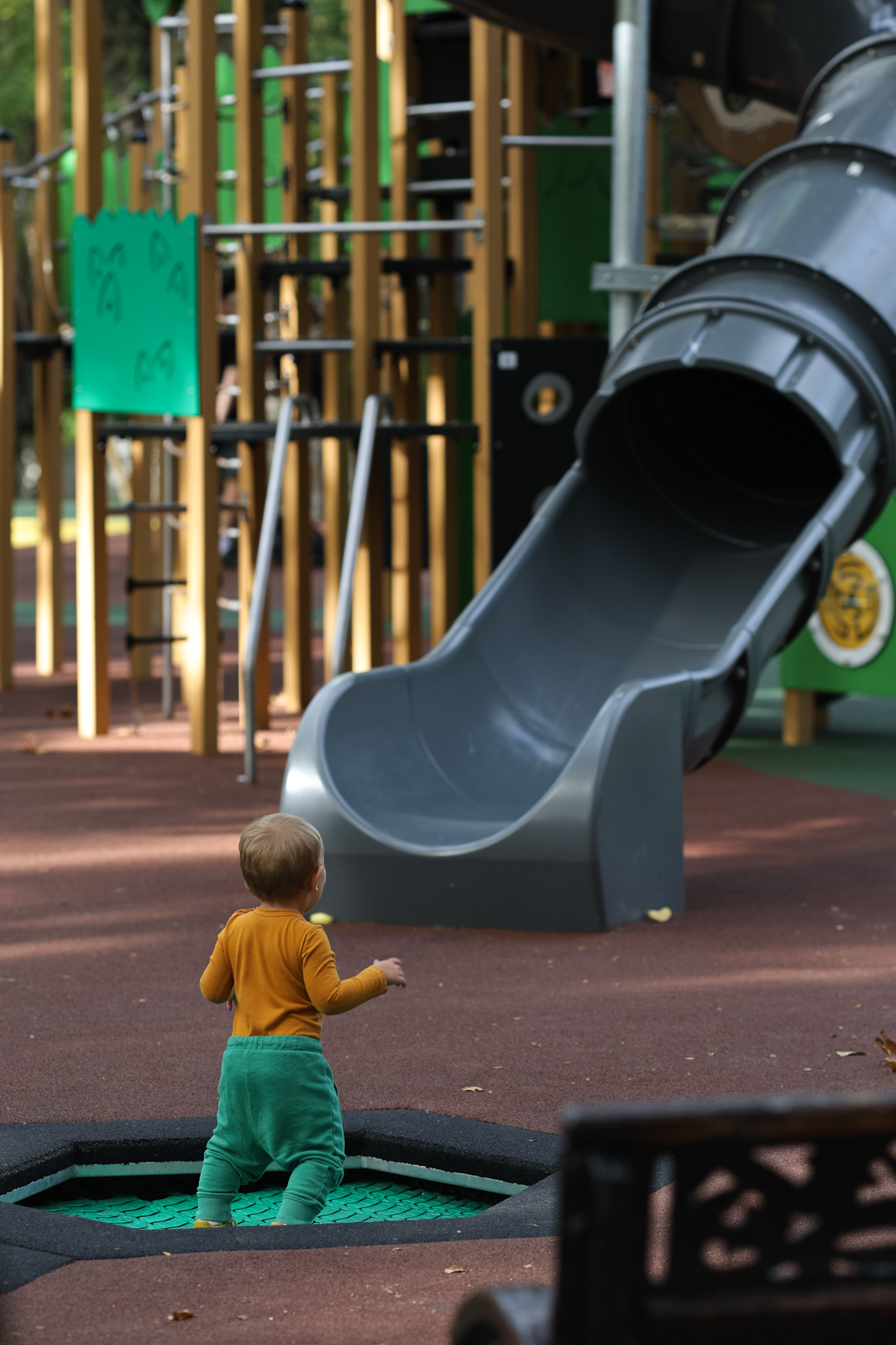 FOTO. Locurile de joacă pentru copii din Parcul Cișmigiu au fost modernizate. Noutatea: zonă specială pentru persoanele cu dizabilități