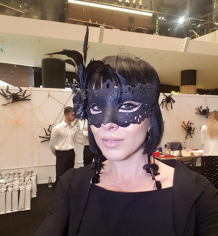 FOTO EXCLUSIV | Cum a apărut Carmen Brumă la petrecerea de Halloween. Și lui Mircea Badea i-ar lua timp să o recunoască